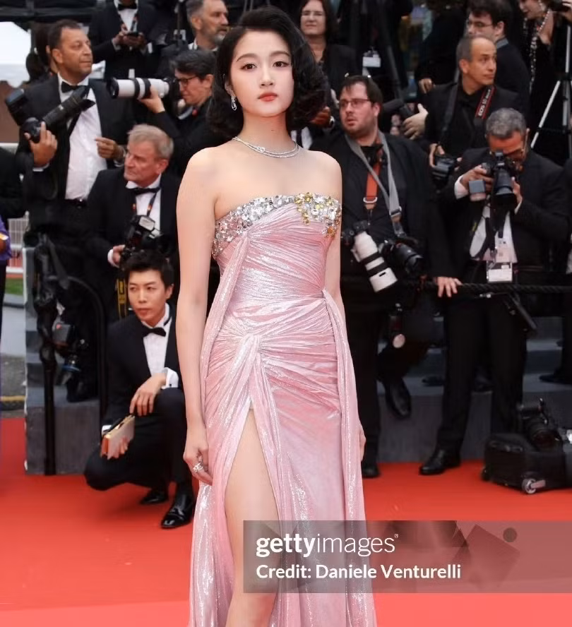 QQ đưa tin ngày 15/5, Lễ khai mạc Liên hoan phim quốc tế Cannes diễn ra tại thành phố biển Cannes, Pháp với sự tham gia của hàng trăm ngôi sao, khách mời nổi tiếng. Trong đó, dàn nghệ sĩ Trung Quốc có sự góp mặt của Củng Lợi, Quan Hiểu Đồng, Đồng Lệ Á, Triệu Đào, Bành Vu Yến, Hùng Đại Lâm.