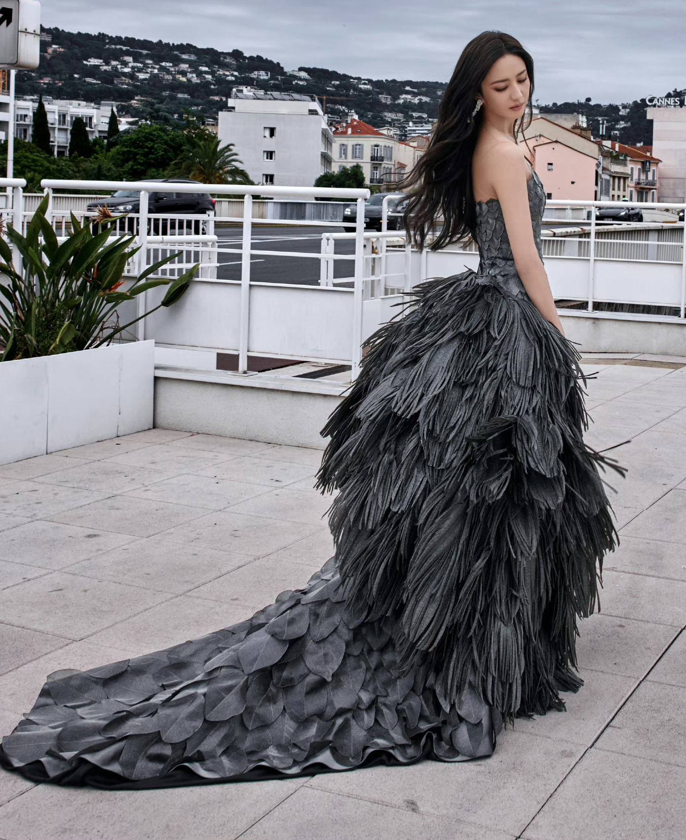 Đồng Lệ Á đi cùng đoàn phim Black Dog của đạo diễn Quản Hổ. Nam chính của phim là tài tử Bành Vu Yến. Anh xuất hiện trên thảm đỏ với ngoại hình lịch lãm. Hiện tại, Bành Vu Yến chủ yếu hoạt động tại thị trường Hong Kong, Đài Loan (Trung Quốc). Việc nam diễn viên bất ngờ rút khỏi Đại lục làm dấy lên tin đồn anh bị cấm sóng ngầm vì đắc tội đàn chị Lý Băng Băng. Đồng Lệ Á đi cùng đoàn phim Black Dog của đạo diễn Quản Hổ. Nam chính của phim là tài tử Bành Vu Yến. Anh xuất hiện trên thảm đỏ với ngoại hình lịch lãm. Hiện tại, Bành Vu Yến chủ yếu hoạt động tại thị trường Hong Kong, Đài Loan (Trung Quốc). Việc nam diễn viên bất ngờ rút khỏi Đại lục làm dấy lên tin đồn anh bị cấm sóng ngầm vì đắc tội đàn chị Lý Băng Băng.