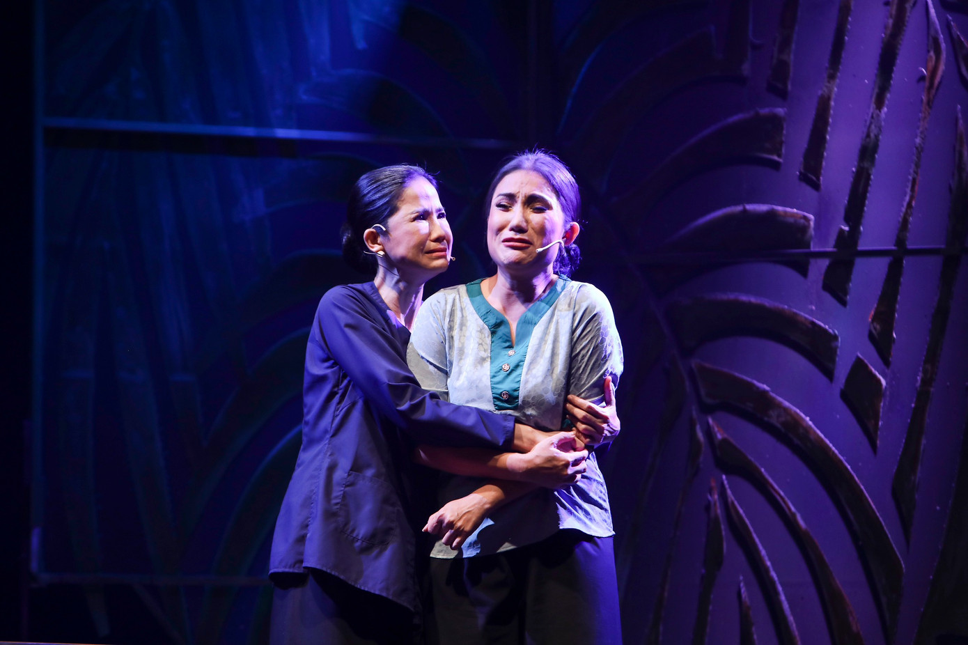 Hai nghệ sĩ Cát Tường và Đào Vân Anh trên sân khấu với vở kịch Hai người mẹ lấy nước mắt khán giả.