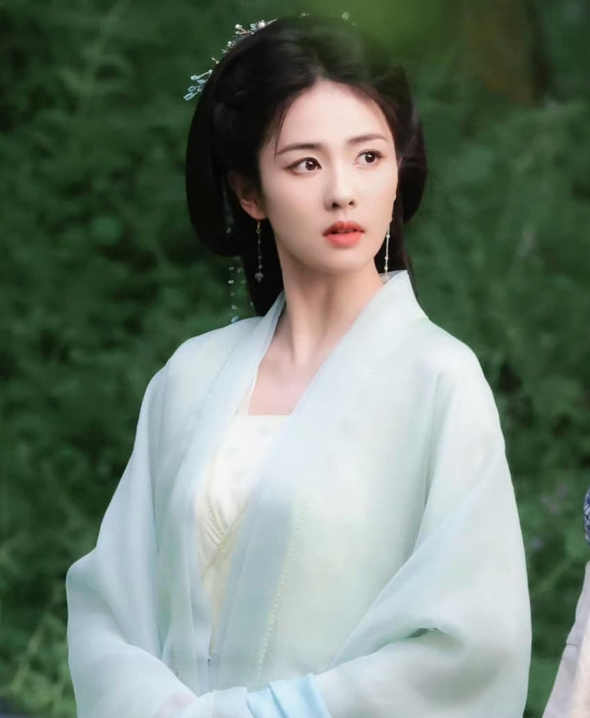 Bên cạnh đó, Bạch Lộc còn là nhân tố được biên kịch Vu Chính dốc sức lăng xê. Lâm Giang Tiên là dự án cổ trang tiên hiệp đầu tiên mà biên kịch Vu Chính thực hiện, anh dành vai nữ chính cho Bạch Lộc, đồng thời thay đổi gu thẩm mỹ, thiết kế những trang phục, cách trang điểm làm nổi bật ưu điểm của gà cưng. Bên cạnh đó, Bạch Lộc còn là nhân tố được biên kịch Vu Chính dốc sức lăng xê. Lâm Giang Tiên là dự án cổ trang tiên hiệp đầu tiên mà biên kịch Vu Chính thực hiện, anh dành vai nữ chính cho Bạch Lộc, đồng thời thay đổi gu thẩm mỹ, thiết kế những trang phục, cách trang điểm làm nổi bật ưu điểm của gà cưng.