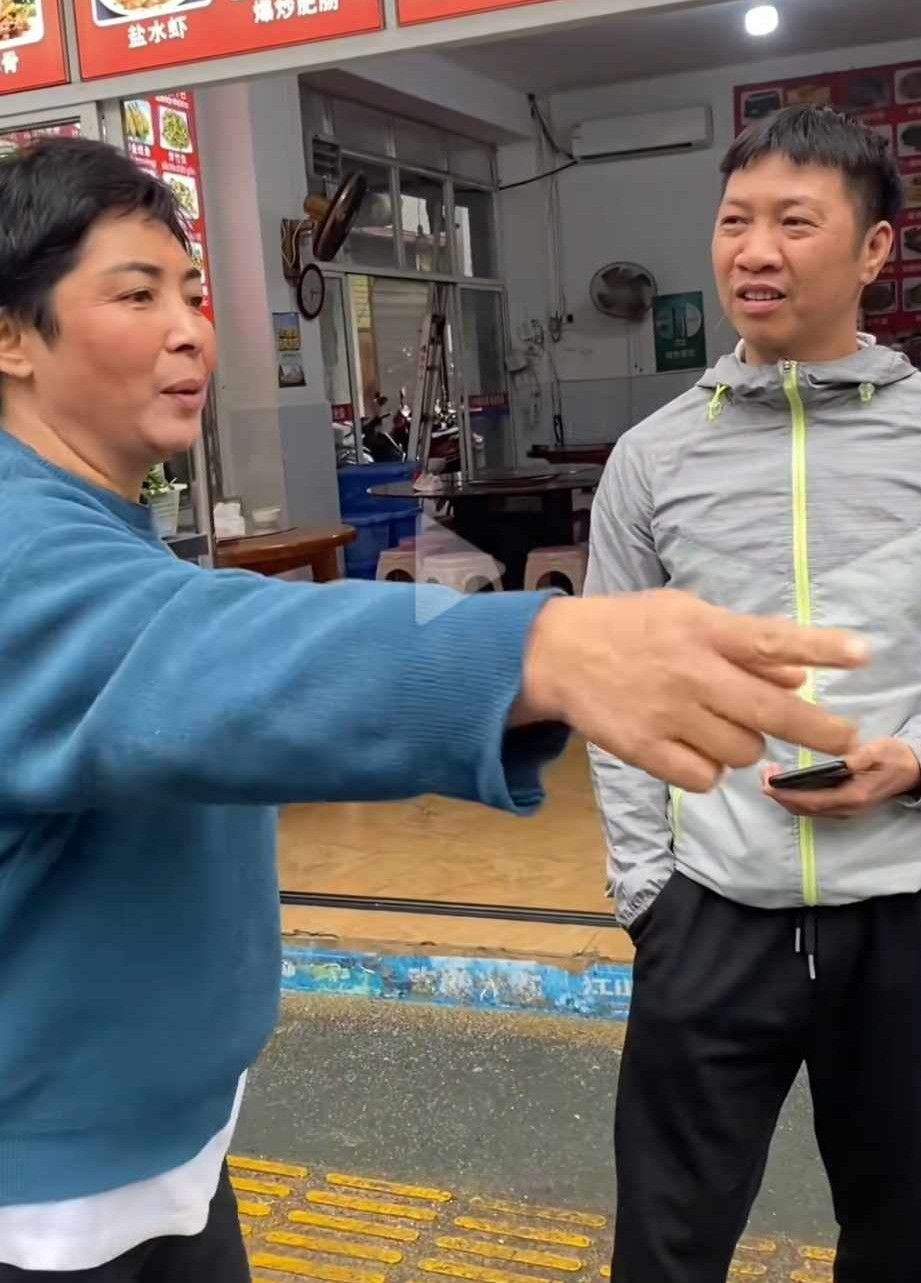 Cô chủ quán bánh cuốn ở Hà Khẩu, Trung Quốc mô tả lại hành vi ném đĩa bừa bãi của vợ chồng Mai Anh. Nguồn: TikTok @trinh_ha_tuyen. Cô chủ quán bánh cuốn ở Hà Khẩu, Trung Quốc mô tả lại hành vi ném đĩa bừa bãi của vợ chồng Mai Anh. Nguồn: TikTok @trinh_ha_tuyen.