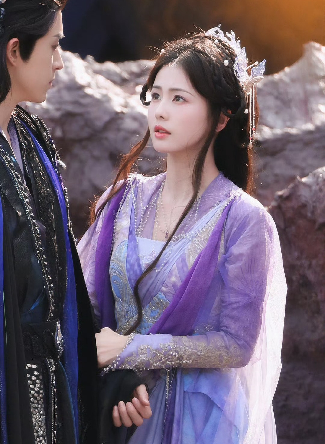 Là dự án được đầu tư và nhận sự quan tâm của khán giả, tuy nhiên Bạch nguyệt phạn tinh vẫn còn có những thách thức như diễn xuất của nam chính Ngao Thụy Bằng chưa thực sự tốt. Bạch Lộc cũng có phong độ không ổn định. Đa số cảnh quay, nữ diễn viên diễn linh động tự nhiên, dễ chịu. Tuy nhiên, trong nhiều cảnh cao trào, cô phân tích tâm lý nhân vật chưa chính xác, biểu cảm sai, tạo nên vẻ "tiểu thân đắc ý" khó khiến khán giả đồng cảm với nhân vật. Do đó, Bạch Lộc được khuyên nên tiết chế biểu cảm. Là dự án được đầu tư và nhận sự quan tâm của khán giả, tuy nhiên Bạch nguyệt phạn tinh vẫn còn có những thách thức như diễn xuất của nam chính Ngao Thụy Bằng chưa thực sự tốt. Bạch Lộc cũng có phong độ không ổn định. Đa số cảnh quay, nữ diễn viên diễn linh động tự nhiên, dễ chịu. Tuy nhiên, trong nhiều cảnh cao trào, cô phân tích tâm lý nhân vật chưa chính xác, biểu cảm sai, tạo nên vẻ "tiểu thân đắc ý" khó khiến khán giả đồng cảm với nhân vật. Do đó, Bạch Lộc được khuyên nên tiết chế biểu cảm.