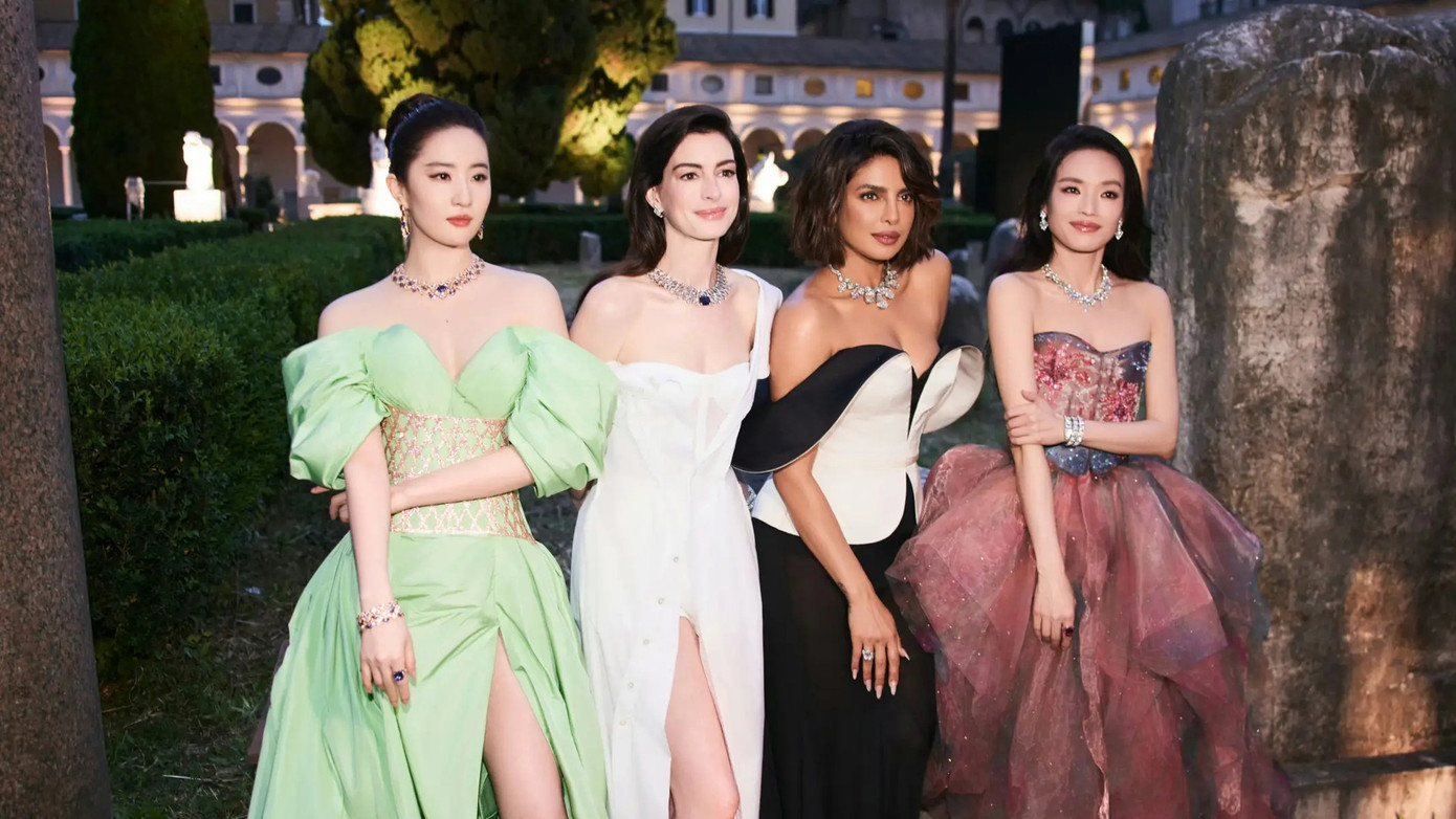 Lưu Diệc Phi luôn thua Thư Kỳ mỗi khi có dịp đứng chung. Lưu Diệc Phi luôn thua Thư Kỳ mỗi khi có dịp đứng chung.