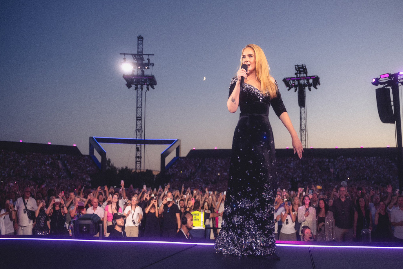 Danh ca người Anh từng hợp tác với nhà thiết kế Công Trí trước đó. Danh ca người Anh từng hợp tác với nhà thiết kế Công Trí trước đó.