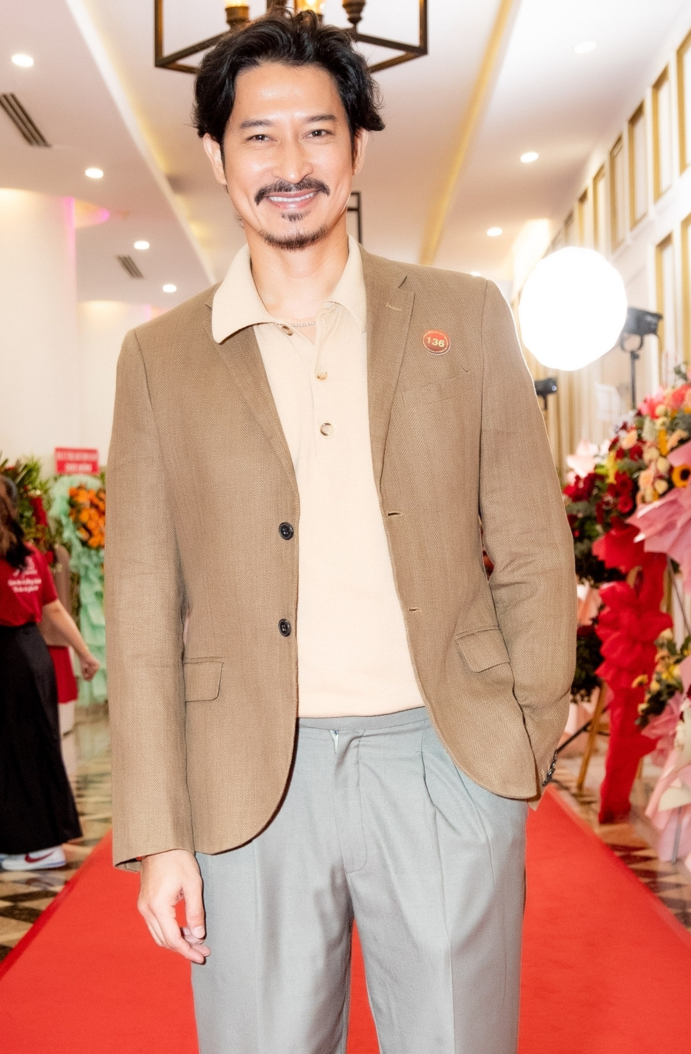 Nam diễn viên Huy Khánh đến chúc mừng MC Quyền Linh. Nam diễn viên Huy Khánh đến chúc mừng MC Quyền Linh.