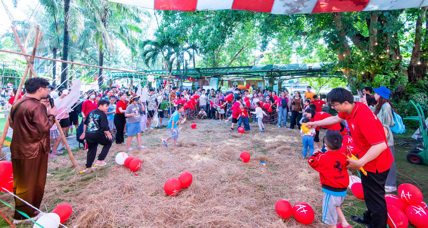 Bên cạnh các gian hàng trò chơi, các em còn được thỏa sức vui chơi và giải nhiệt mùa hè trong Lễ hội té nước, thử sức với các câu đố vui, thưởng thức ẩm thực độc đáo từ các vùng miền và tận hưởng những tiết mục nghệ thuật, ảo thuật hấp dẫn.