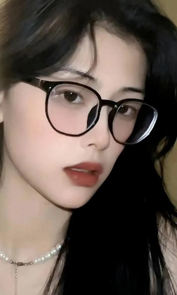 Trương Hồng Giai đang là sinh viên và ca sĩ.