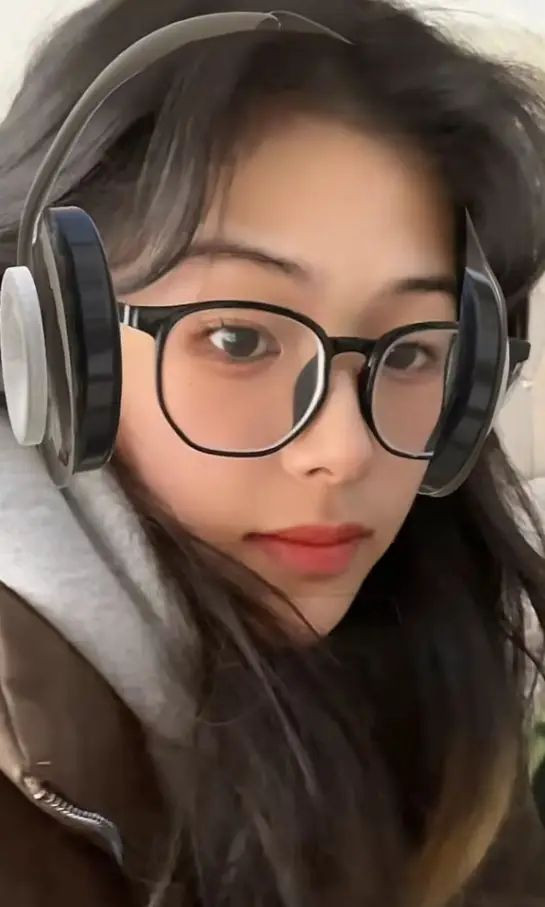 Trương Hồng Giai đang là sinh viên và ca sĩ.