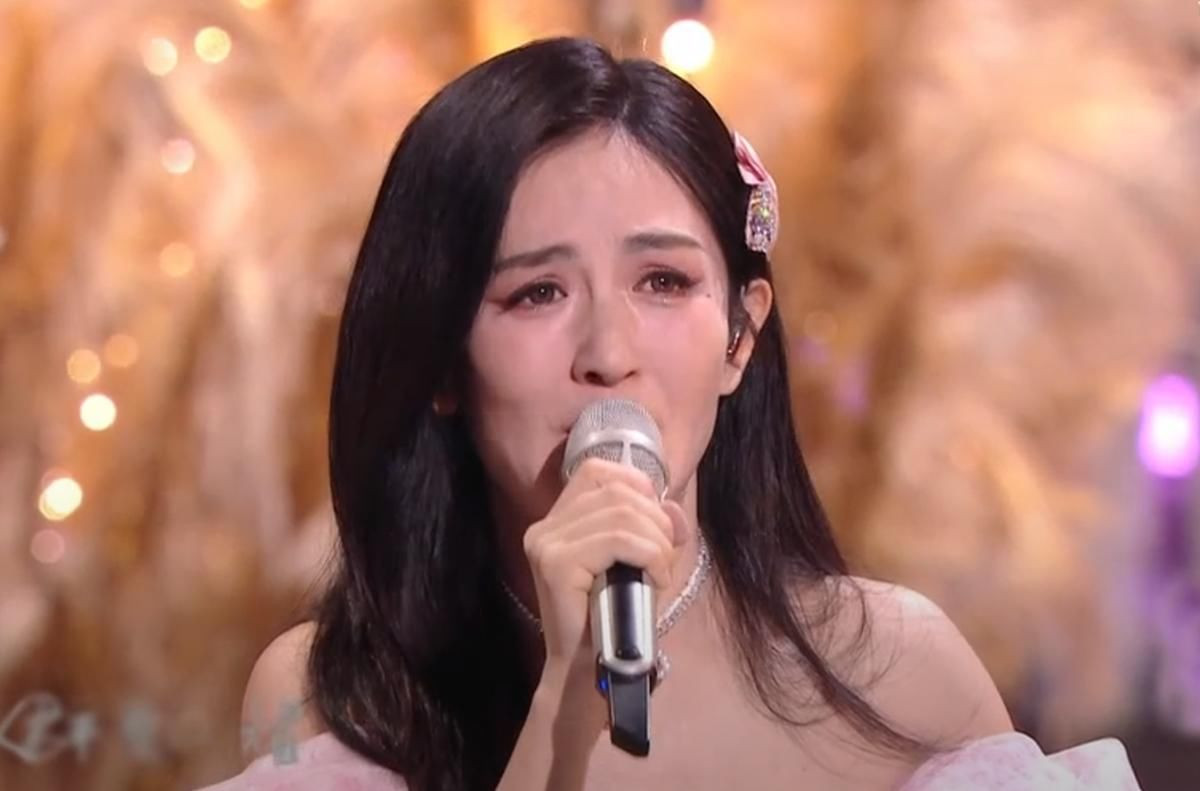 MC Tạ Na hát kém nên giả vờ khóc nấc. MC Tạ Na hát kém nên giả vờ khóc nấc.