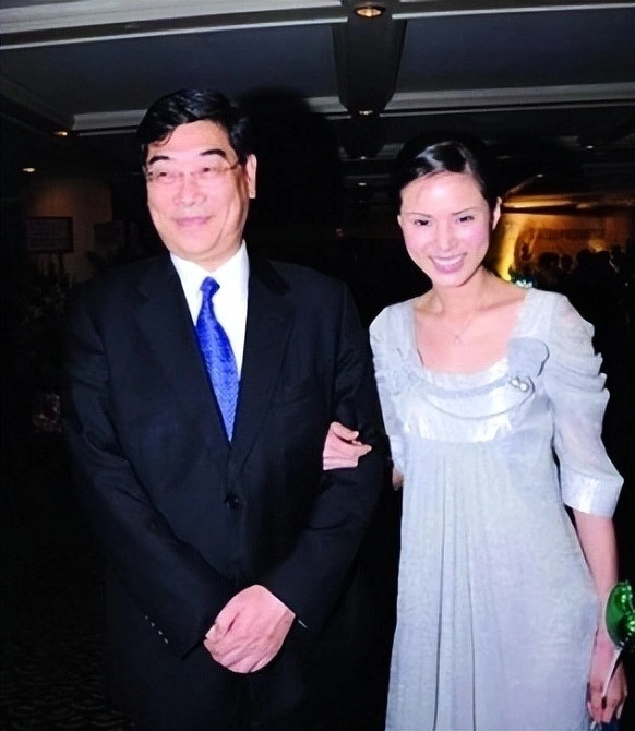 Lý Nhược Đồng đau khổ vì bị bạn trai yêu 10 năm bỏ rơi và hình ảnh cô rạng rỡ, trẻ trung ở tuổi U60.