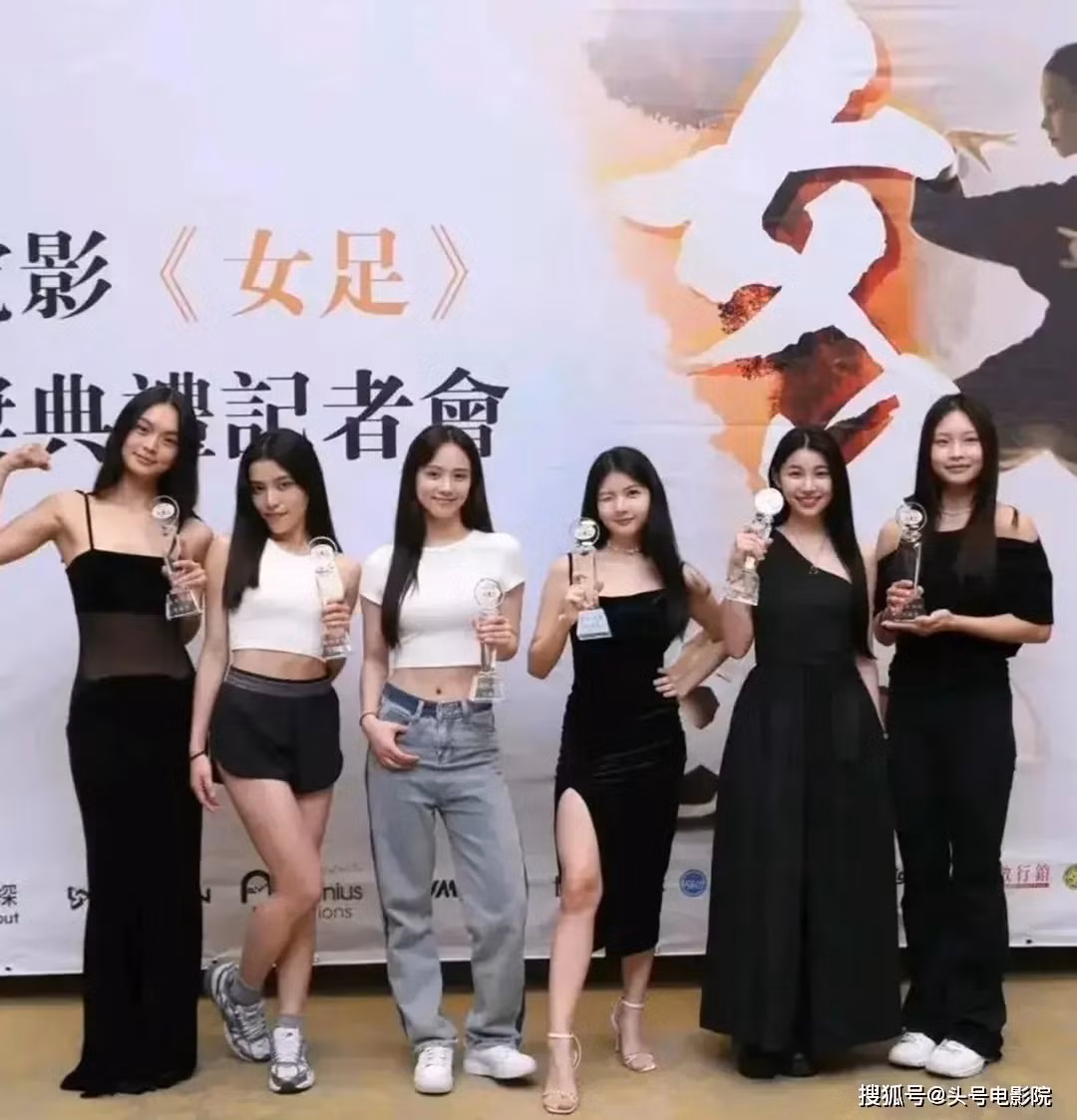 Dàn nữ diễn viên trong phim mới của Châu Tinh Trì bị chê nhan sắc kém, không có ai gây ấn tượng ngay từ cái nhìn đầu tiên. Dàn nữ diễn viên trong phim mới của Châu Tinh Trì bị chê nhan sắc kém, không có ai gây ấn tượng ngay từ cái nhìn đầu tiên.