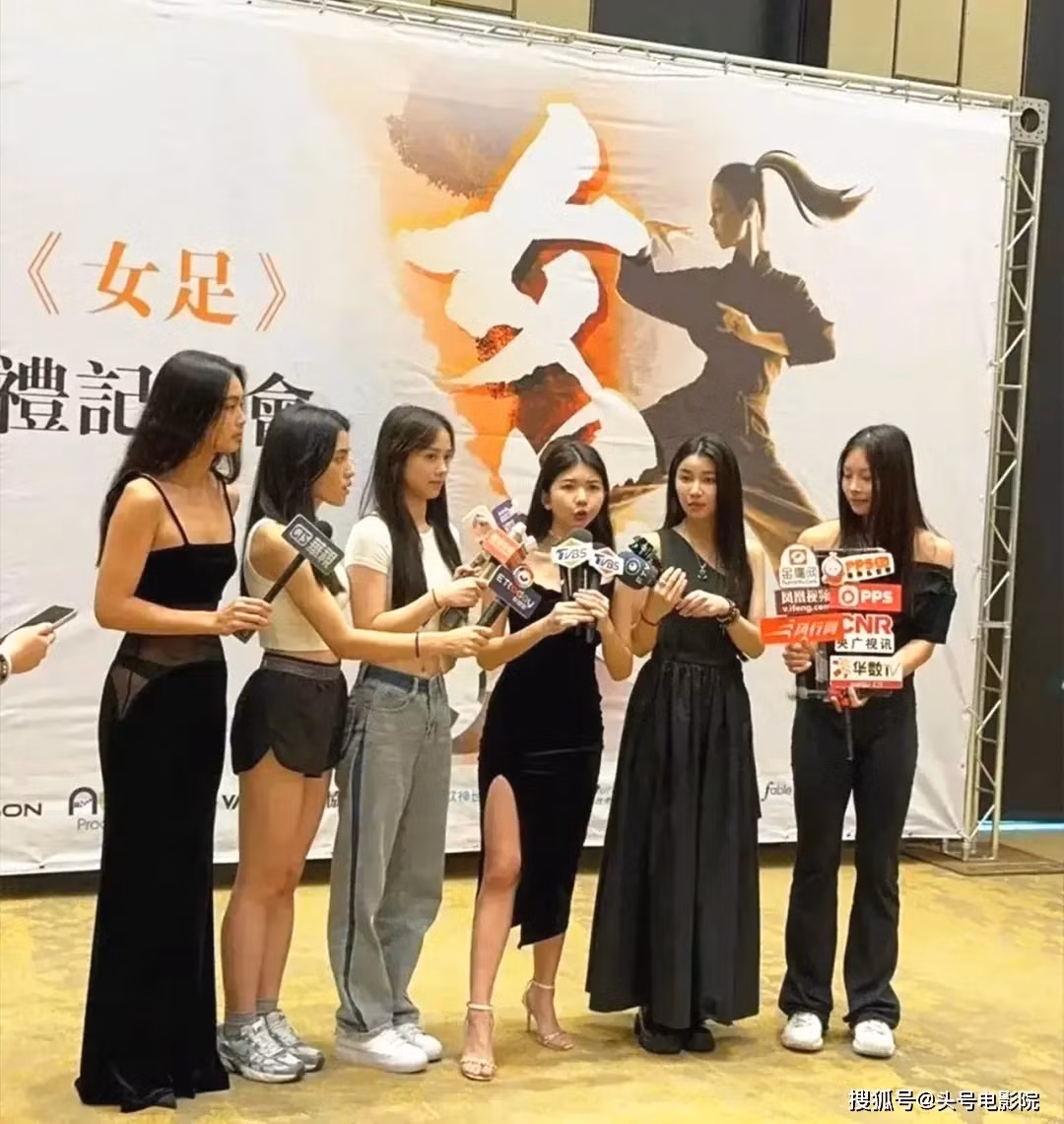 Châu Tinh Trì đổi tên phim từ Đội bóng đá nữ Thiếu Lâm thành Đội bóng đá nữ, Sohu cho rằng nội dung phim đã bị thay đổi khá nhiều, thiếu yếu tố võ thuật sẽ khiến tác phẩm kém chất lượng. Châu Tinh Trì đổi tên phim từ Đội bóng đá nữ Thiếu Lâm thành Đội bóng đá nữ, Sohu cho rằng nội dung phim đã bị thay đổi khá nhiều, thiếu yếu tố võ thuật sẽ khiến tác phẩm kém chất lượng.
