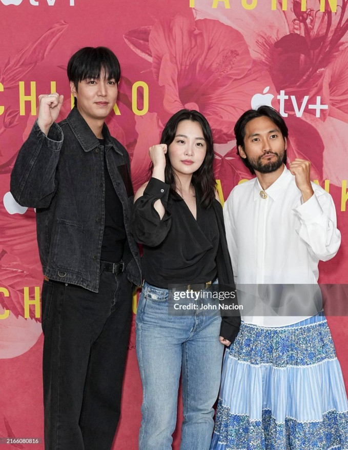 Lee Min Ho điển trai phong độ. Anh giảm cân khá nhiều so với trong các video quảng cáo. Lee Min Ho điển trai phong độ. Anh giảm cân khá nhiều so với trong các video quảng cáo.