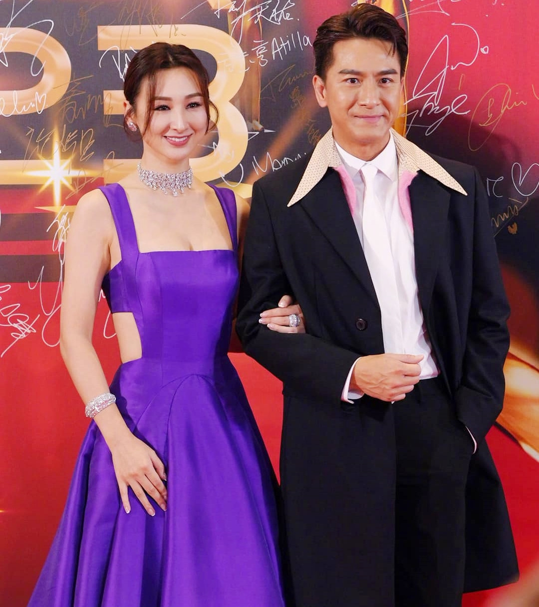 HK01 đưa tin tối 14/1, Lễ trao giải TVB lần thứ 56 diễn ra với chiến thắng lớn thuộc về Xa Thi Mạn và đoàn phim Nữ hoàng tin tức. Xa Thi Mạn lập kỷ lục khi lên nhận giải Thị hậu 3 lần trong một đêm, Nữ hoàng tin tức cũng giành nhiều giải thưởng quan trọng. Trong ảnh, các diễn viên nổi tiếng của TVB là Cao Hải Ninh, Mã Quốc Minh, vợ chồng Trần Hào tạo dáng trên thảm đỏ. HK01 đưa tin tối 14/1, Lễ trao giải TVB lần thứ 56 diễn ra với chiến thắng lớn thuộc về Xa Thi Mạn và đoàn phim Nữ hoàng tin tức. Xa Thi Mạn lập kỷ lục khi lên nhận giải Thị hậu 3 lần trong một đêm, Nữ hoàng tin tức cũng giành nhiều giải thưởng quan trọng. Trong ảnh, các diễn viên nổi tiếng của TVB là Cao Hải Ninh, Mã Quốc Minh, vợ chồng Trần Hào tạo dáng trên thảm đỏ.