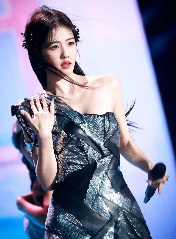 Bạch Lộc lộ cảnh hát nhép. Mạnh Tử Nghĩa (phải) hát thật nhưng lạc giọng cả bài. Bạch Lộc lộ cảnh hát nhép. Mạnh Tử Nghĩa (phải) hát thật nhưng lạc giọng cả bài.