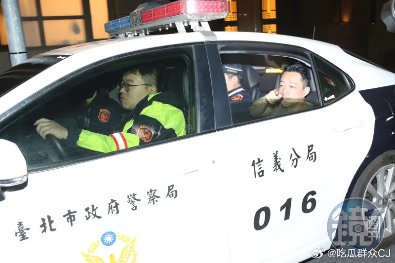 Uông Tiểu Phi bị cảnh sát bắt vì gây rối trật tự. Uông Tiểu Phi bị cảnh sát bắt vì gây rối trật tự.