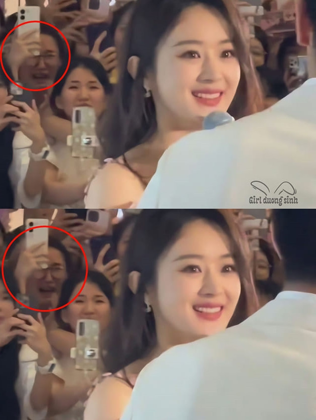 Người hâm mộ đổ xô đến trung tâm thương mại ngắm Triệu Lệ Dĩnh. Người hâm mộ đổ xô đến trung tâm thương mại ngắm Triệu Lệ Dĩnh.