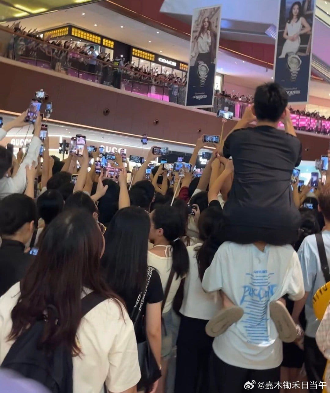 Người hâm mộ đổ xô đến trung tâm thương mại ngắm Triệu Lệ Dĩnh. Người hâm mộ đổ xô đến trung tâm thương mại ngắm Triệu Lệ Dĩnh.