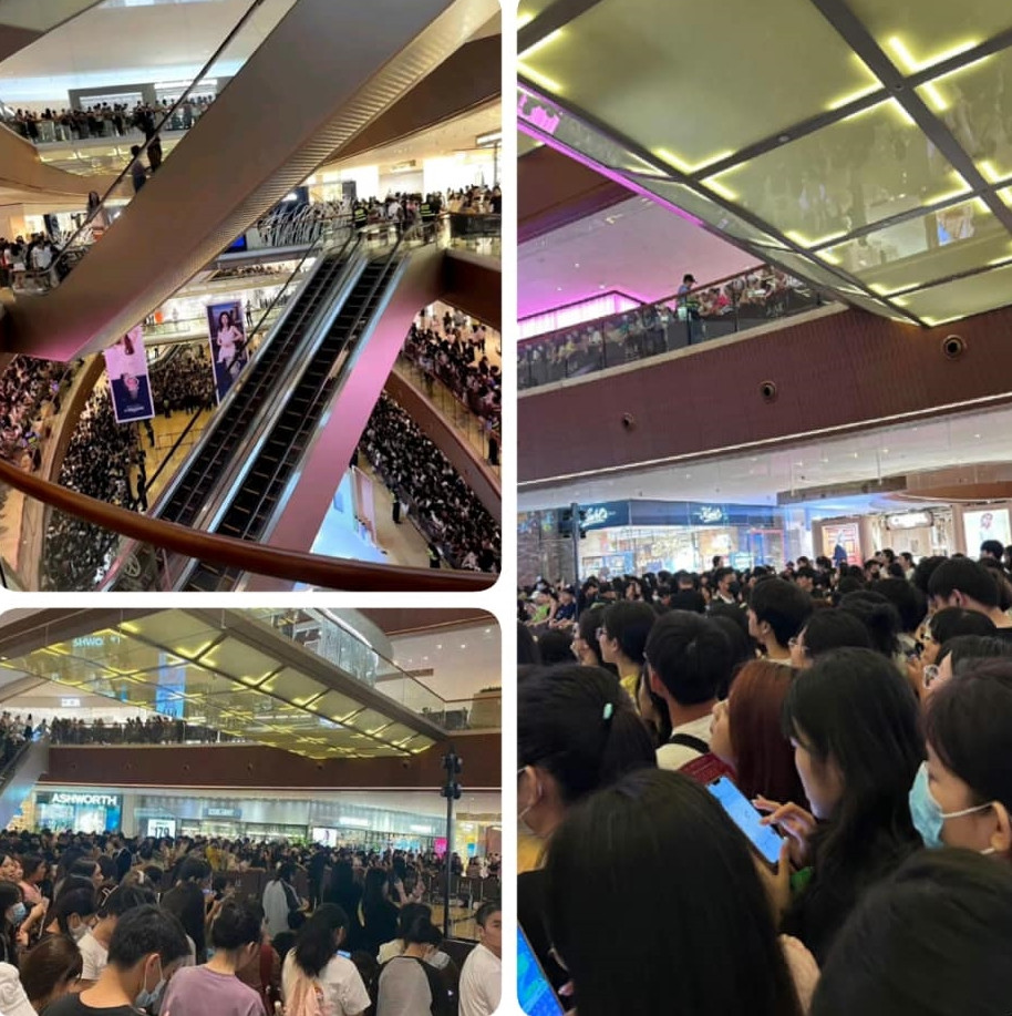 Người hâm mộ đổ xô đến trung tâm thương mại ngắm Triệu Lệ Dĩnh. Người hâm mộ đổ xô đến trung tâm thương mại ngắm Triệu Lệ Dĩnh.