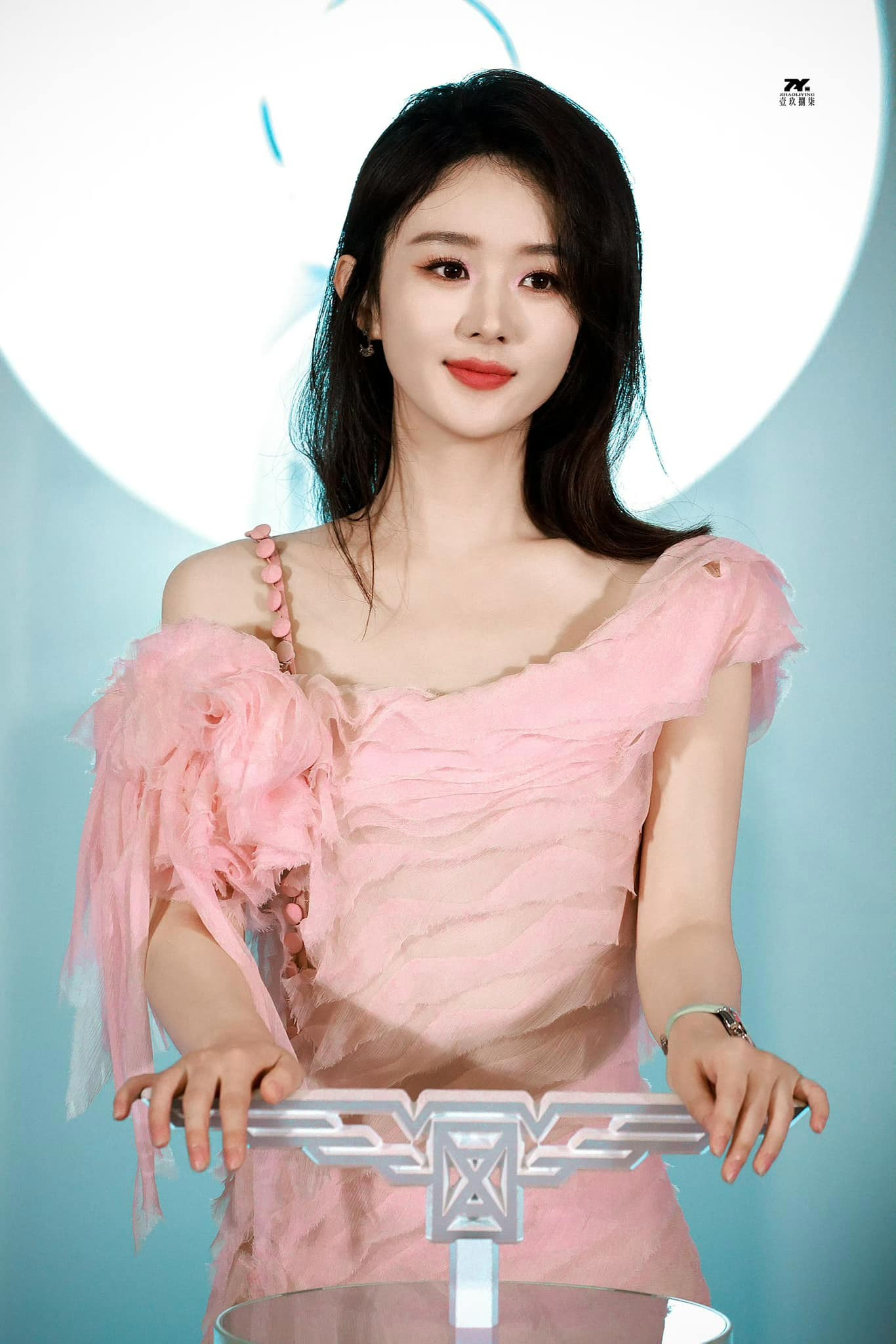 Người hâm mộ đổ xô đến trung tâm thương mại ngắm Triệu Lệ Dĩnh. Người hâm mộ đổ xô đến trung tâm thương mại ngắm Triệu Lệ Dĩnh.