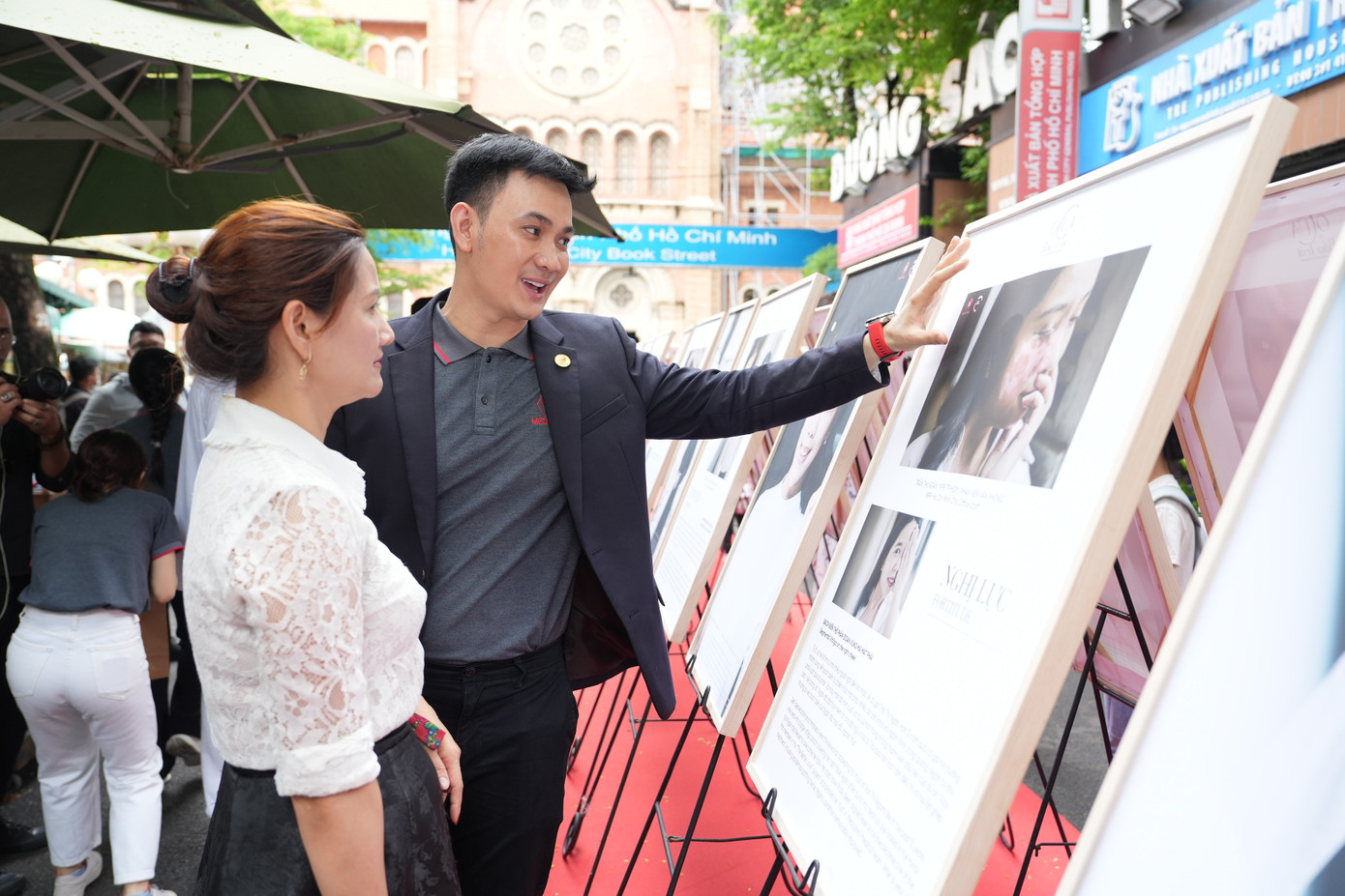 Triển lãm ảnh thu hút sự chú ý của các khách mời. Triển lãm ảnh thu hút sự chú ý của các khách mời.