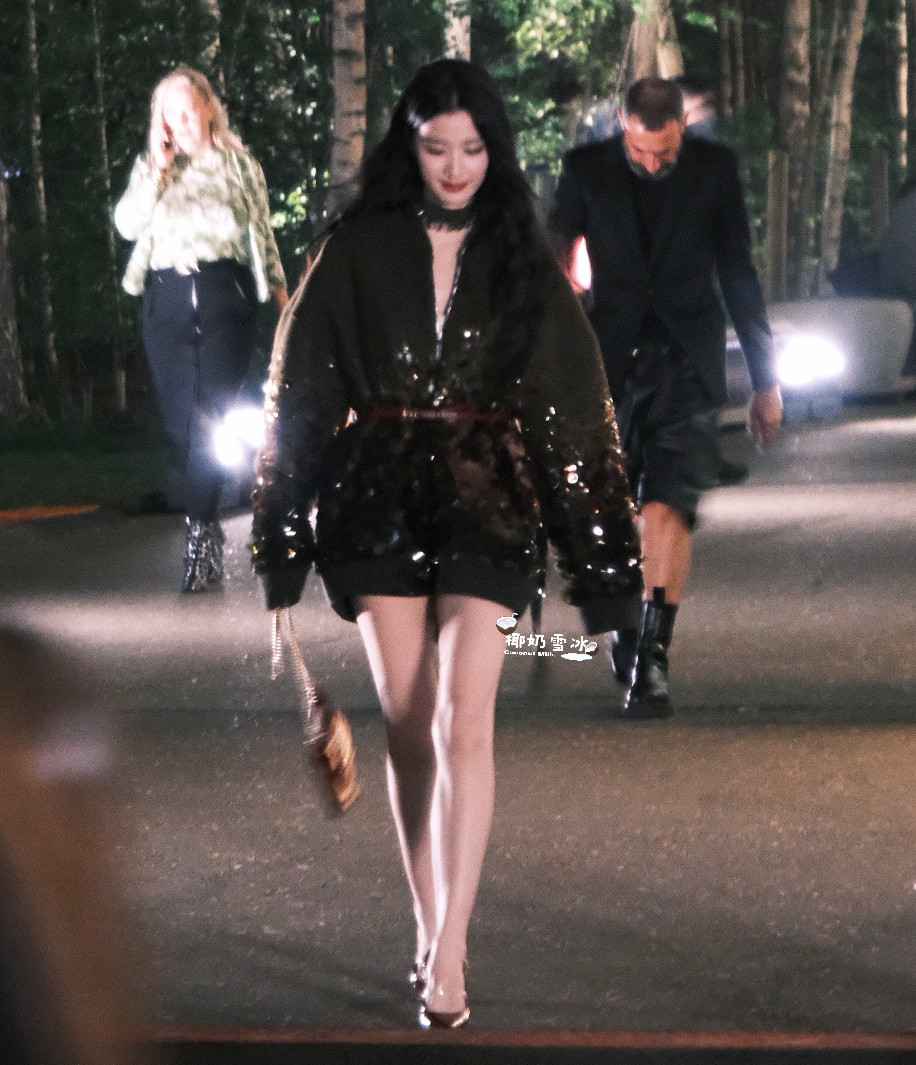 Vương Sở Nhiên gây ấn tượng với đôi chân dài miên man. Vương Sở Nhiên gây ấn tượng với đôi chân dài miên man.