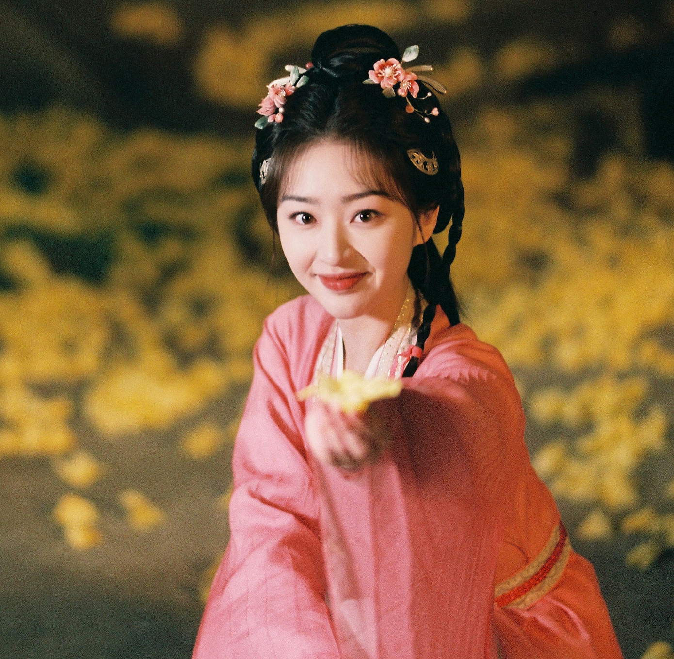 Đặng Ân Hi từng được khán giả yêu mến với vai con gái của Lâm Tâm Như trong bộ phim Phía sau nghi can X (2017) do Tô Hữu Bằng đạo diễn. Dù chỉ là nhân vật phụ, diễn xuất của cô được đánh giá cao và để lại dấu ấn trong lòng công chúng. Truyền thông Trung Quốc cho rằng nếu giữ được phong độ, Đặng Ân Hi bật lên nhanh chóng.