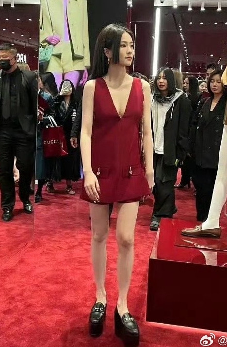 Bên cạnh trang phục không vừa người, Bạch Lộc còn không "cân" được kiểu tóc Hime cá tính. Ngoài ra, nữ diễn viên còn bị nhận xét là có phong thái chưa thanh lịch, thời thượng. Có thể nói, trong dàn khách mời tại sự kiện của nhà mốt Gucci tối 11/3, Bạch Lộc là minh tinh có biểu hiện bị chê nhất. Bên cạnh trang phục không vừa người, Bạch Lộc còn không "cân" được kiểu tóc Hime cá tính. Ngoài ra, nữ diễn viên còn bị nhận xét là có phong thái chưa thanh lịch, thời thượng. Có thể nói, trong dàn khách mời tại sự kiện của nhà mốt Gucci tối 11/3, Bạch Lộc là minh tinh có biểu hiện bị chê nhất.