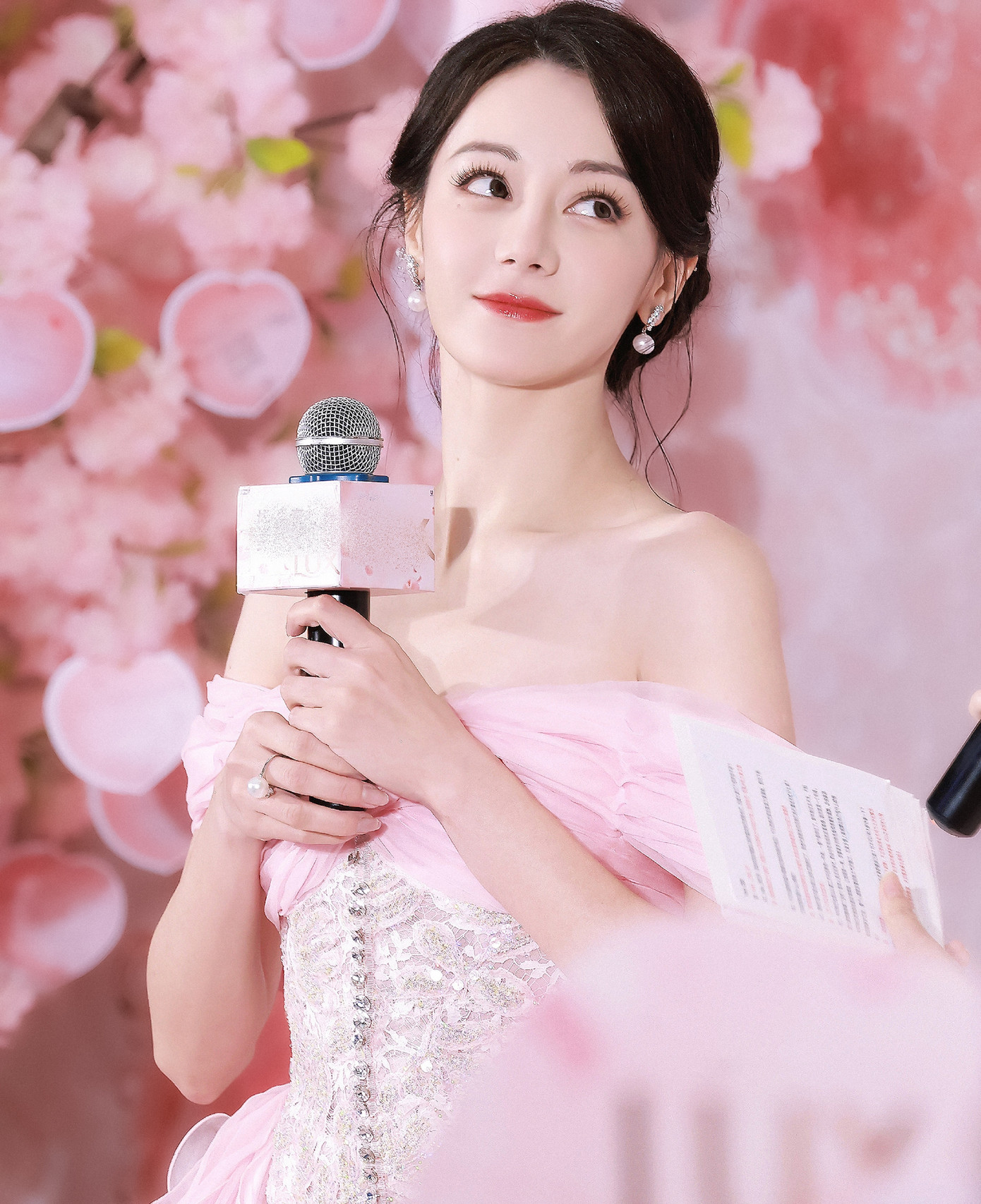 Vẻ đẹp ngọt ngào của Địch Lệ Nhiệt Ba hot nhất mạng xã hội Weibo. Vẻ đẹp ngọt ngào của Địch Lệ Nhiệt Ba hot nhất mạng xã hội Weibo.