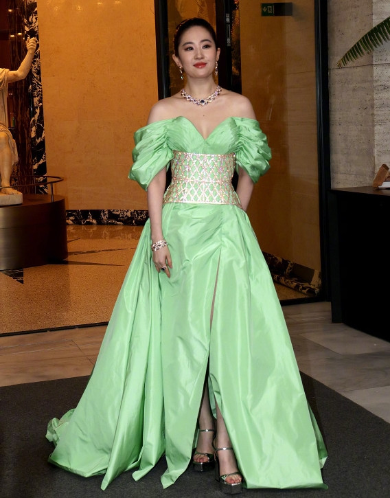 Lưu Diệc Phi bị đánh giá kém hơn đàn chị do lựa chọn bộ váy xanh khá cồng kềnh, làm nữ diễn viên trông đô con hơn. Bên cạnh đó, phong cách trang điểm đậm, búi hết tóc ra sau khiến thần tiên tỷ tỷ nhìn già dặn hơn.