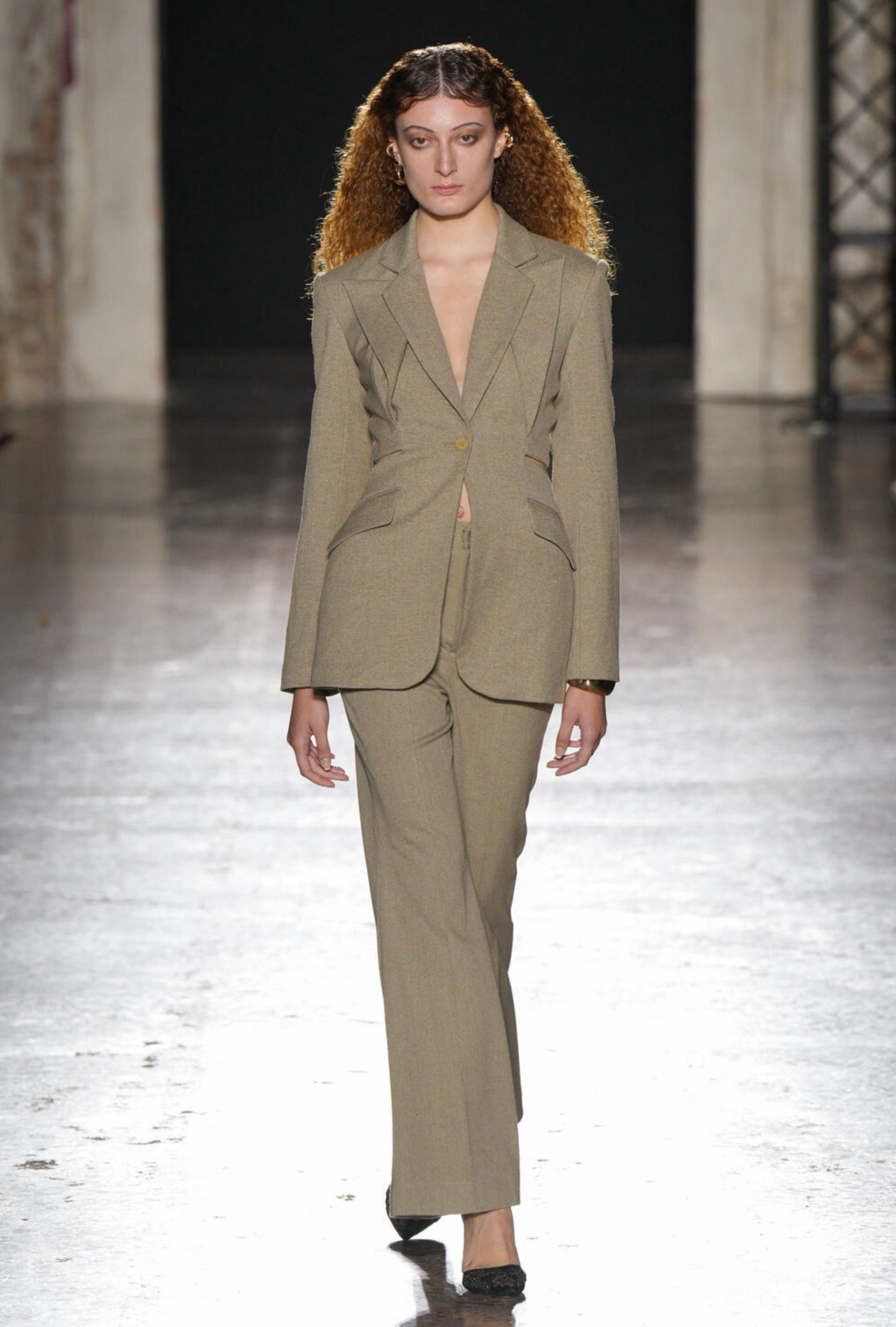 Các thiết kế vừa có nét cổ điển, truyền thống lại vừa phá cách, hiện đại. Các chất liệu biến chuyển từ “dịu dàng" như chiffon, organza, lụa, crepe, ren sang sự “khỏe khoắn" của denim, da, đũi, twill, cotton, twist.