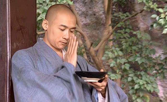 Cao Hổ từng thể hiện vai Hư Trúc trong bản Thiên long bát bộ kinh điển năm 2003. Nam diễn viên diễn xuất không thua kém Hồ Quân, Lâm Chí Dĩnh.