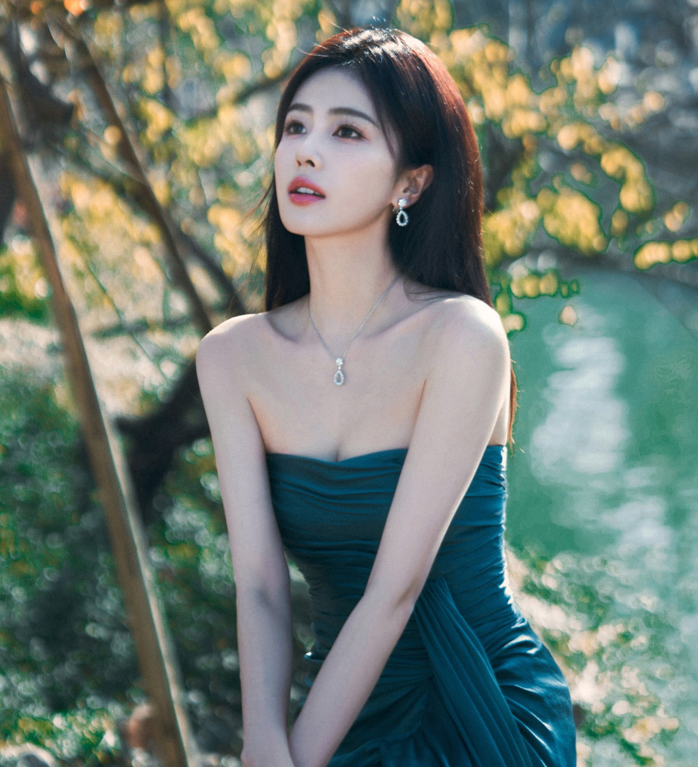 Nữ diễn viên là gà cưng của biên kịch Vu Chính, nổi lên sau khi tham gia các tác phẩm như Phượng tù hoàng, Chiêu Diêu, Học viện quân sự Liệt Hỏa. Sau thành công của các dự án cổ trang là Châu sinh như cố, Trường nguyệt tẫn minh, Bạch Lộc hiện là tiểu hoa đán 9X hot bậc nhất Trung Quốc. Quản lý sản xuất phim của nền tảng Tencent Video từng khen ngợi và đánh giá cao Bạch Lộc, cho biết các nhà đầu tư đều lạc quan về sức ảnh hưởng, tương lai sự nghiệp của người đẹp sinh năm 1994. Nữ diễn viên là gà cưng của biên kịch Vu Chính, nổi lên sau khi tham gia các tác phẩm như Phượng tù hoàng, Chiêu Diêu, Học viện quân sự Liệt Hỏa. Sau thành công của các dự án cổ trang là Châu sinh như cố, Trường nguyệt tẫn minh, Bạch Lộc hiện là tiểu hoa đán 9X hot bậc nhất Trung Quốc. Quản lý sản xuất phim của nền tảng Tencent Video từng khen ngợi và đánh giá cao Bạch Lộc, cho biết các nhà đầu tư đều lạc quan về sức ảnh hưởng, tương lai sự nghiệp của người đẹp sinh năm 1994.