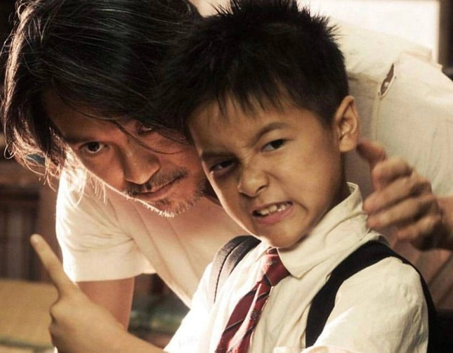 Cũng giống Lâm Duẫn, Từ Kiều nổi tiếng nhờ tham gia tác phẩm Siêu khuyển thần thông của Châu Tinh Trì. Sau đó, cô còn được vua hài Hong Kong nhận làm con gái nuôi. Châu Tinh Trì luôn tạo điều kiện giúp đỡ Từ Kiều trong sự nghiệp, giới thiệu cho cô nhiều mối quan hệ trong giới giải trí. Cô có thêm cơ hội tham gia các bộ phim ăn khách như Hoa Mộc Lan, Cảnh sát tương lai, Đêm đầy sao... Sau khi trưởng thành, Từ Kiều tạm hoãn diễn xuất để học thiết kế thời trang tại Mỹ. Hiện tại, khi đã tốt nghiệp, nữ diễn viên tiếp tục về đầu quân cho công ty quản lý Tinh Huy của cha nuôi.