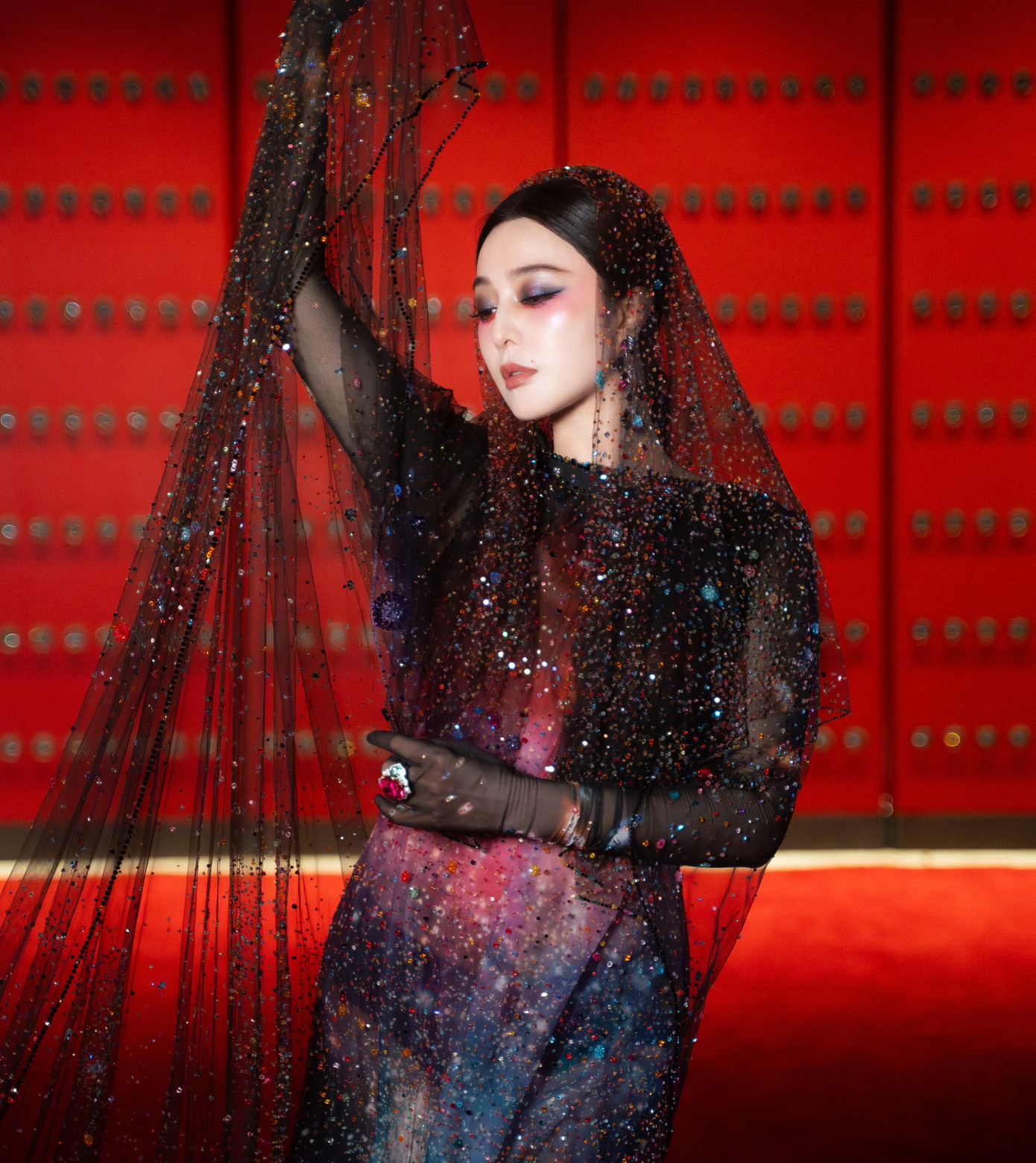 Phạm Băng Băng dùng hình ảnh đã qua chỉnh sửa kỹ lưỡng. Tuy nhiên, hình ảnh thực tế cho thấy thời gian đã bắt kịp nữ diễn viên.