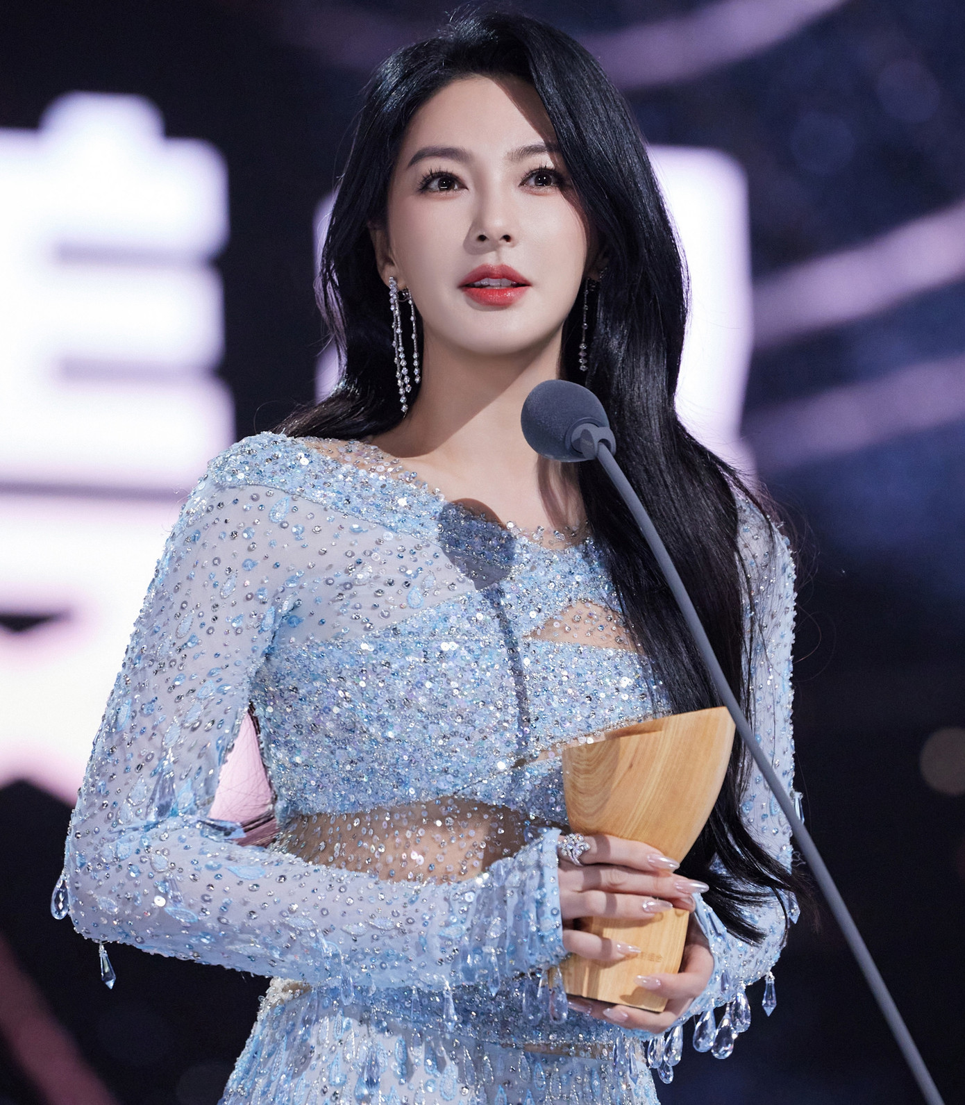 Trương Vũ Kỳ sinh năm 1987, từng được mệnh danh là "Song Hye Kyo của Trung Quốc". Cô nổi lên sau khi tham gia bộ phim Siêu khuyển thần thông của Châu Tinh Trì. Nữ diễn viên có mối quan hệ tốt với Vua hài Hong Kong. Năm 2016, cô tiếp tục đóng phụ trong dự án Mỹ nhân ngư của Tinh Gia.