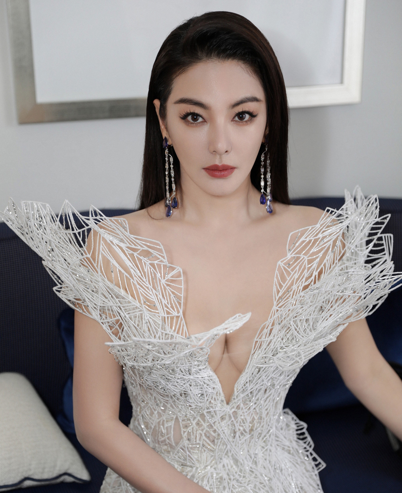 Trương Vũ Kỳ ngoài đời sống phóng khoáng và không ngại điều tiếng dư luận. Cô từng có hai cuộc hôn nhân sóng gió. Lần đầu, chồng cô là đạo diễn Vương Toàn An bị bắt vì tội mua dâm. Lần thứ hai, nữ diễn viên từng dùng dao đâm chồng là CEO Viên Ba Nguyên, sau đó nhanh chóng ly hôn. Chưa dừng lại ở đó, cả hai còn lên mạng xã hội đấu tố nhau. Viên Ba Nguyên chỉ trích Trương Vũ Kỳ ngoại tình với trai trẻ, rồi bị lừa tiền. Nhưng ít lâu sau đó, Viên Ba Nguyên và tình trẻ của vợ cũ lại nói chuyện vui vẻ với nhau trên máy bay.