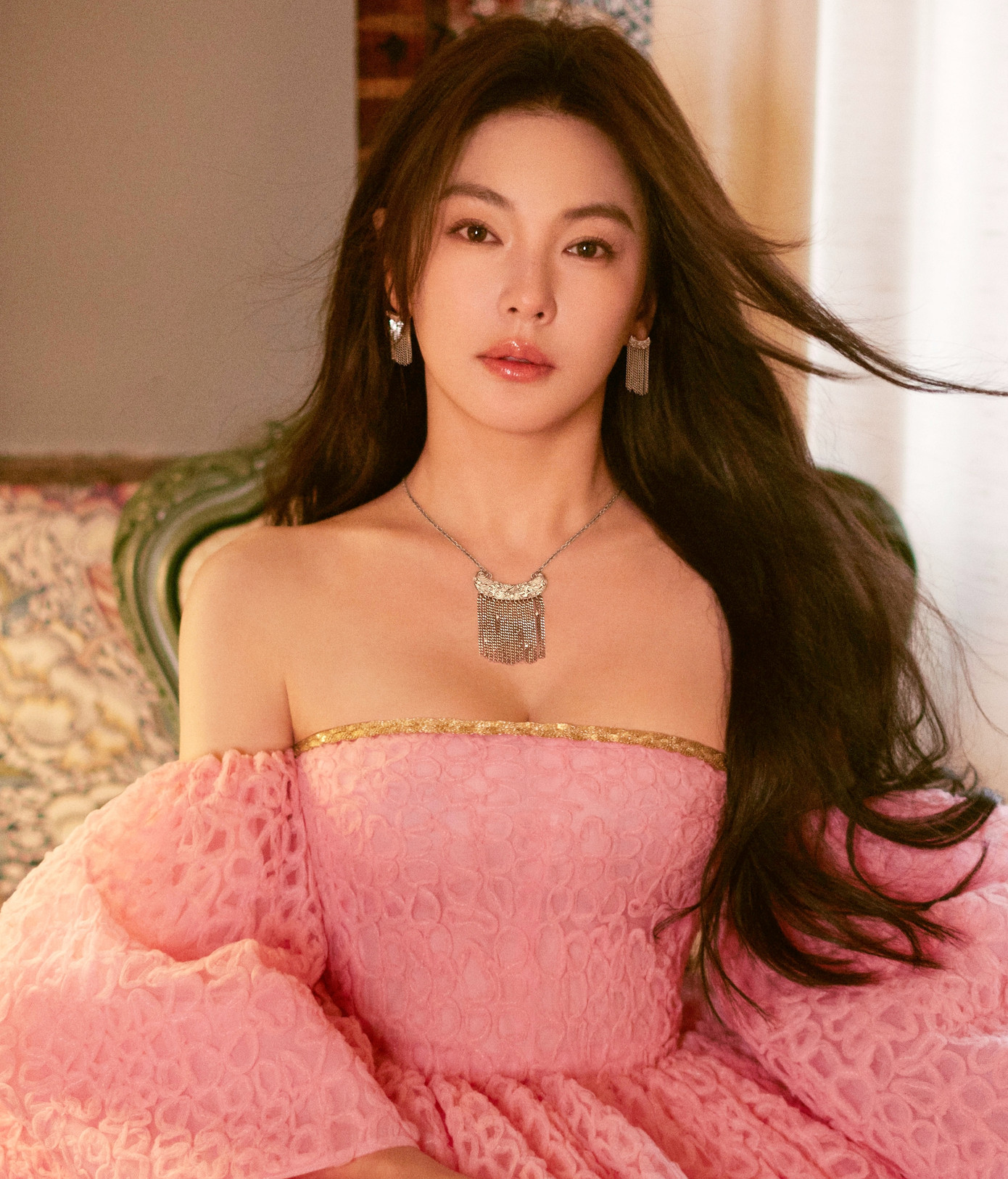 Trương Vũ Kỳ sinh năm 1987, từng được mệnh danh là "Song Hye Kyo của Trung Quốc". Cô nổi lên sau khi tham gia bộ phim Siêu khuyển thần thông của Châu Tinh Trì. Nữ diễn viên có mối quan hệ tốt với Vua hài Hong Kong. Năm 2016, cô tiếp tục đóng phụ trong dự án Mỹ nhân ngư của Tinh Gia.