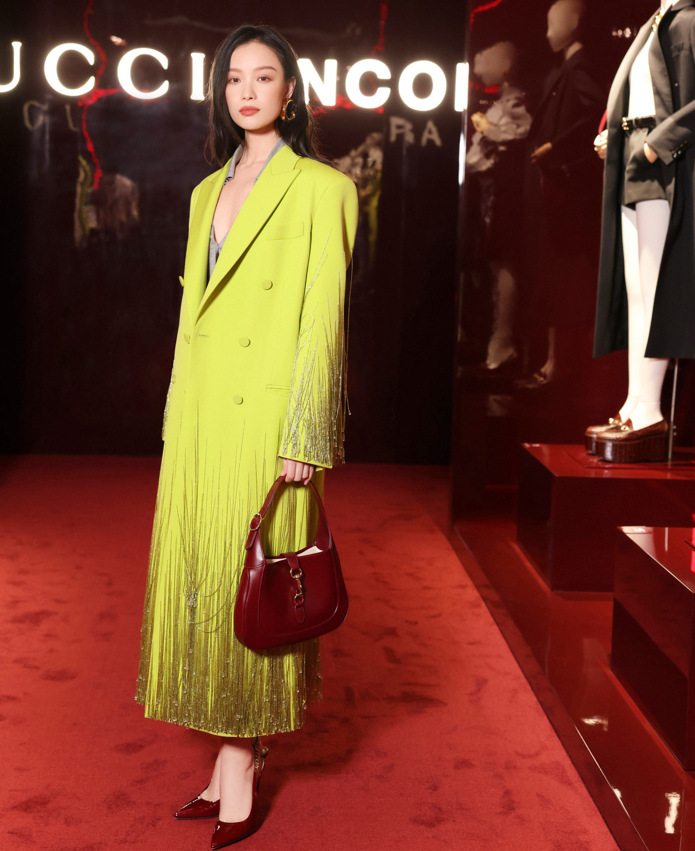 Nghê Ni được các thương hiệu yêu thích nhờ vóc dáng và gương mặt rất hợp với thời trang cao cấp. Nhờ đó, cô nắm trong tay hợp đồng quảng cáo của nhiều thương hiệu với danh phận cao nhất là người đại diện toàn cầu của nhãn hàng. Hiện tại, Nghê Ni tạm ngừng đóng phim để tham gia sân khấu kịch nói với vở Như mộng chi mộng. Nghê Ni được các thương hiệu yêu thích nhờ vóc dáng và gương mặt rất hợp với thời trang cao cấp. Nhờ đó, cô nắm trong tay hợp đồng quảng cáo của nhiều thương hiệu với danh phận cao nhất là người đại diện toàn cầu của nhãn hàng. Hiện tại, Nghê Ni tạm ngừng đóng phim để tham gia sân khấu kịch nói với vở Như mộng chi mộng.