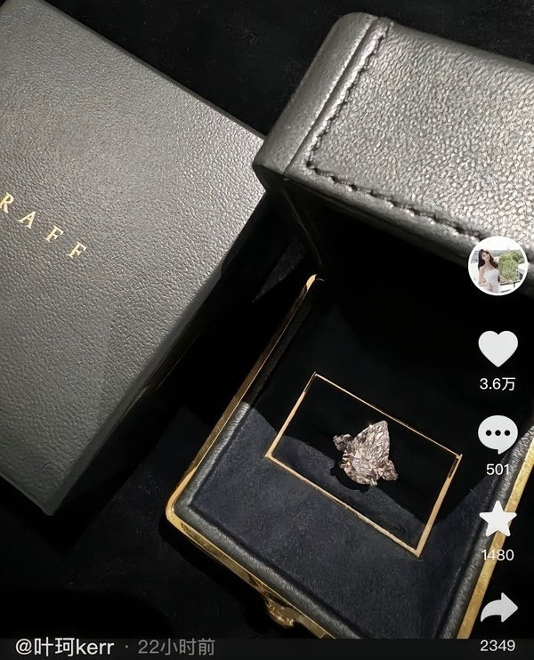 Diệp Kha khoe nhẫn kim cương đắt giá được Huỳnh Hiểu Minh tặng nhân dịp lễ Trung Thu. Diệp Kha khoe nhẫn kim cương đắt giá được Huỳnh Hiểu Minh tặng nhân dịp lễ Trung Thu.