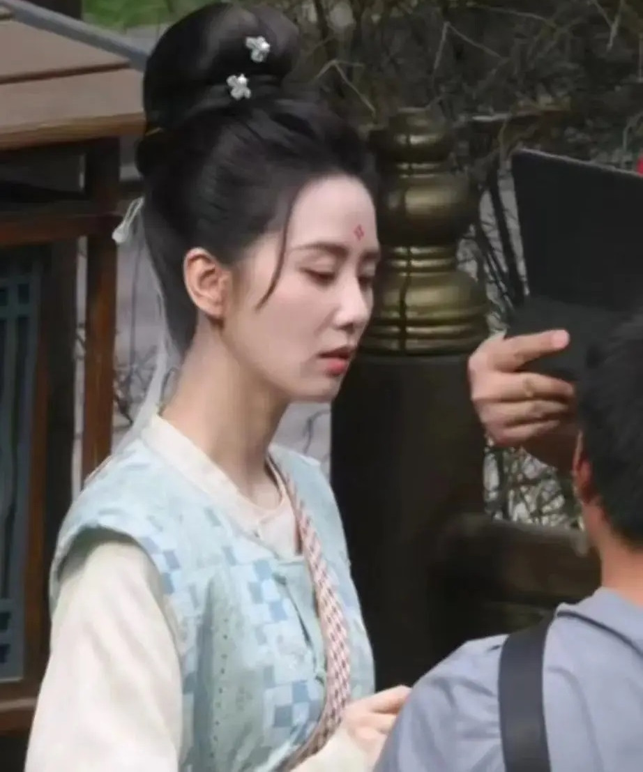 Cũng rơi vào hoàn cảnh giống Dương Mịch là Lưu Thi Thi. Trong những bức ảnh mà nữ diễn viên đăng tải, cô vẫn như thuở đôi mươi, ánh mắt có thần, làn da căng bóng. Tuy nhiên, trong loạt ảnh chụp trực tiếp trên trường quay phim Chưởng tâm, dung nhan tựa tiên tử của Lưu Thi Thi cũng không tránh khỏi dấu vết thời gian.