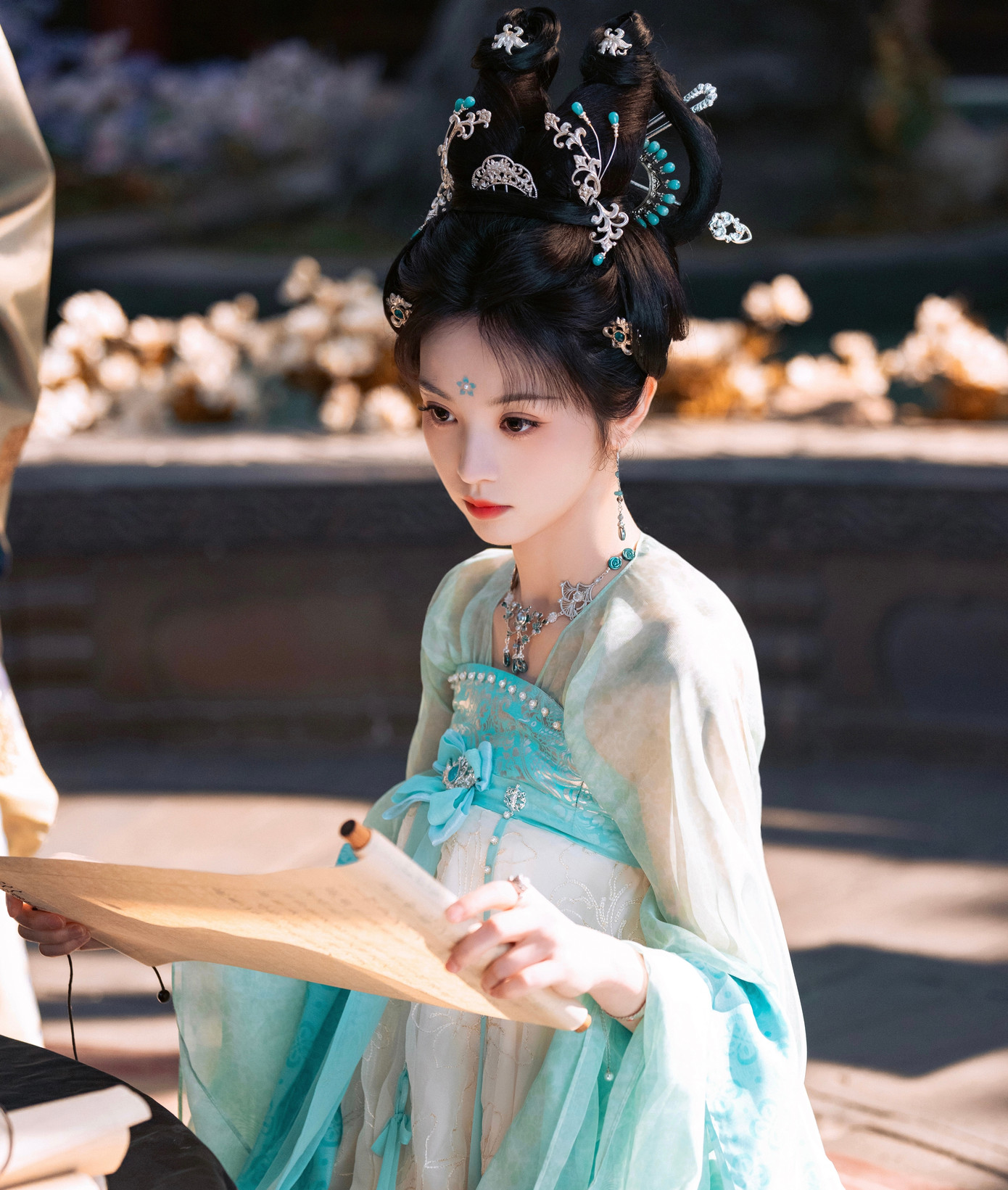 Bên cạnh đó, tương tác giữa Điền Hi Vi và Hứa Khải cũng khơi gợi được sự hứng thú của công chúng. Hai diễn viên trẻ được đánh giá đẹp đôi, cuốn hút, ngoại hình tương đồng đều là mỹ nam mỹ nữ cổ trang. Đội ngũ sản xuất phim Tử dạ quy cũng nhận nhiều lời khen với bối cảnh rùng rợn, quái dị, mới lạ khác biệt với các tác phẩm truyền hình cổ trang khác. Do đó, Tử dạ quy được chờ đợi là dự án chất lượng, có thành tích tốt khi phát sóng, giúp nâng tầm địa vị cho Điền Hi Vi. Bên cạnh đó, tương tác giữa Điền Hi Vi và Hứa Khải cũng khơi gợi được sự hứng thú của công chúng. Hai diễn viên trẻ được đánh giá đẹp đôi, cuốn hút, ngoại hình tương đồng đều là mỹ nam mỹ nữ cổ trang. Đội ngũ sản xuất phim Tử dạ quy cũng nhận nhiều lời khen với bối cảnh rùng rợn, quái dị, mới lạ khác biệt với các tác phẩm truyền hình cổ trang khác. Do đó, Tử dạ quy được chờ đợi là dự án chất lượng, có thành tích tốt khi phát sóng, giúp nâng tầm địa vị cho Điền Hi Vi.