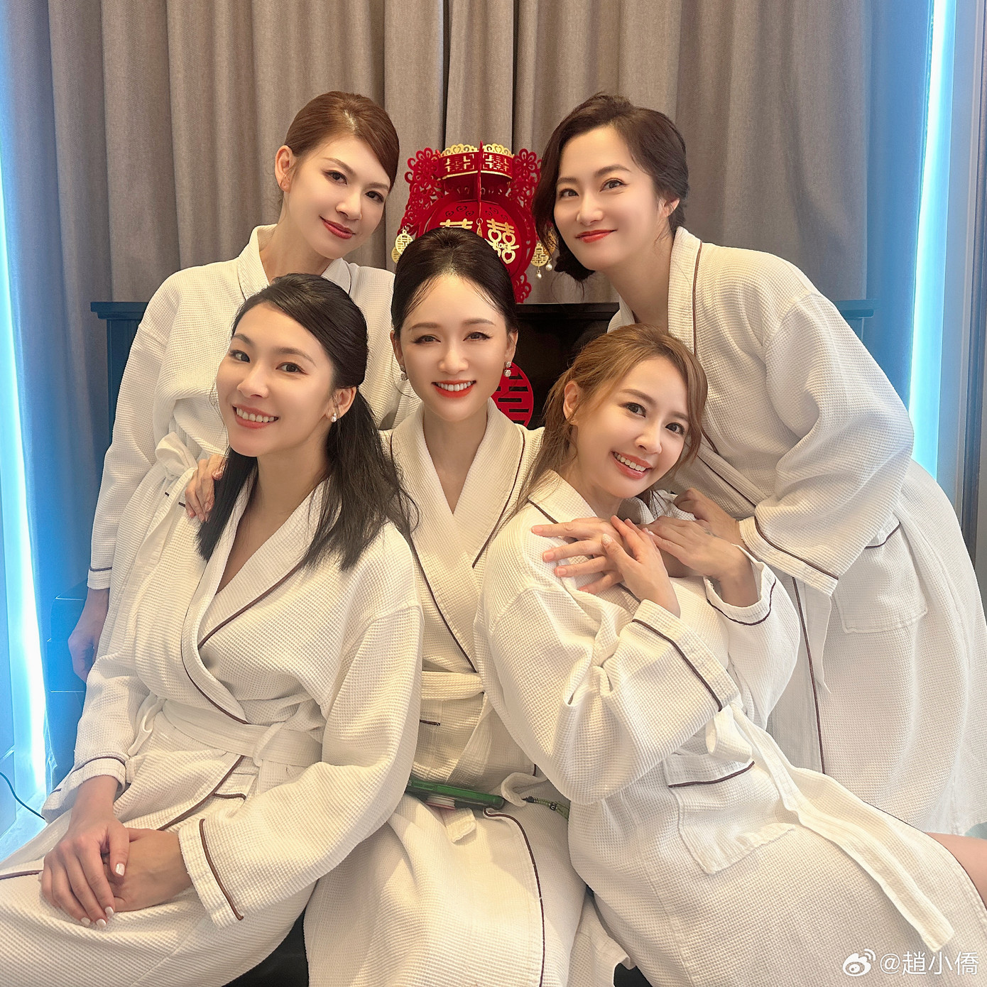 QQ cho biết thêm vợ chồng Trần Kiều Ân chi khoảng 3 triệu USD cho dịp trọng đại, trong đó mỗi phần quà dành cho khách mời sẽ trị giá 10.000 NDT (khoảng hơn 1.400 USD). Hộp quà cưới của nữ diễn viên cũng được khen ngợi rất có tâm.