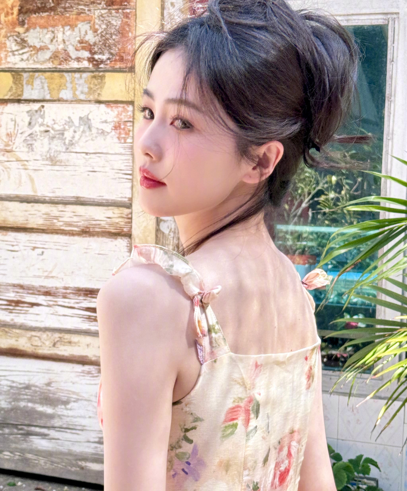 Ngày 12/5, Sohu đưa tin Bạch Lộc đăng tải video mới chào đón mùa hè và nhận được sự yêu thích của đông đảo khán giả. Hàng chục nghìn bình luận dành lời khen ngợi cho nhan sắc trong trẻo của nữ diễn viên. Loạt ảnh Bạch Lộc mặc váy hoa cũng trở thành chủ đề bàn luận nóng trên mạng xã hội Weibo. Ngày 12/5, Sohu đưa tin Bạch Lộc đăng tải video mới chào đón mùa hè và nhận được sự yêu thích của đông đảo khán giả. Hàng chục nghìn bình luận dành lời khen ngợi cho nhan sắc trong trẻo của nữ diễn viên. Loạt ảnh Bạch Lộc mặc váy hoa cũng trở thành chủ đề bàn luận nóng trên mạng xã hội Weibo.