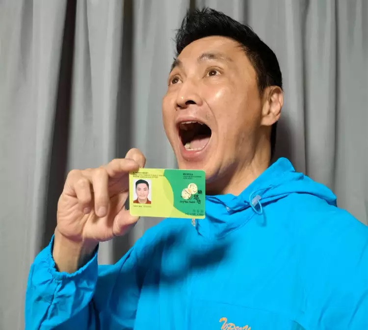 Sohu đưa tin trong giới giải trí Hoa ngữ có một số ngôi sao được mệnh danh là "nam thần, nữ thần không tuổi" như "Triển Chiêu" Hà Gia Kính, ngôi sao Bạch Nương Tử truyền kỳ Triệu Nhã Chi, "ngọc nữ chưởng môn nhân" Châu Huệ Mẫn... Các nghệ sĩ trên đều nổi tiếng nhờ khả năng giữ gìn sắc vóc trẻ trung. Khi đứng cạnh các đồng nghiệp cùng tuổi, sự chênh lệch về ngoại hình bộc lộ rõ nét, tạo nên sự so sánh thú vị. Trước đó, Hà Gia Kính gây bất ngờ khi đi nhận phúc lợi dành cho người già. Trong ấn tượng của khán giả, nam diễn viên vẫn luôn là Triển Chiêu điển trai nhất màn ảnh, phong độ trẻ trung dù bước qua tuổi 60.