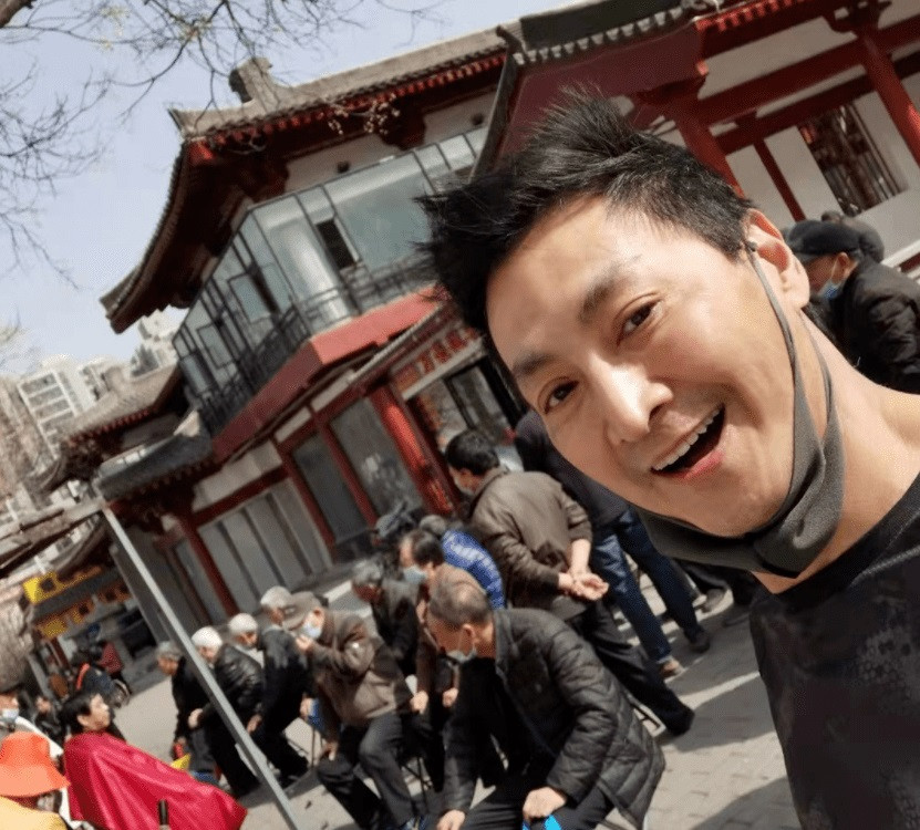 Sohu đưa tin trong giới giải trí Hoa ngữ có một số ngôi sao được mệnh danh là "nam thần, nữ thần không tuổi" như "Triển Chiêu" Hà Gia Kính, ngôi sao Bạch Nương Tử truyền kỳ Triệu Nhã Chi, "ngọc nữ chưởng môn nhân" Châu Huệ Mẫn... Các nghệ sĩ trên đều nổi tiếng nhờ khả năng giữ gìn sắc vóc trẻ trung. Khi đứng cạnh các đồng nghiệp cùng tuổi, sự chênh lệch về ngoại hình bộc lộ rõ nét, tạo nên sự so sánh thú vị. Trước đó, Hà Gia Kính gây bất ngờ khi đi nhận phúc lợi dành cho người già. Trong ấn tượng của khán giả, nam diễn viên vẫn luôn là Triển Chiêu điển trai nhất màn ảnh, phong độ trẻ trung dù bước qua tuổi 60.