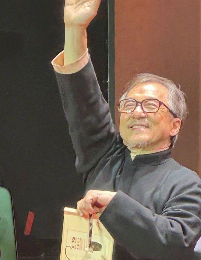 Thành Long gây bất ngờ với hình ảnh râu tóc bạc phơ. Trước đó một năm, nam diễn viên vẫn còn sung sức. Thành Long gây bất ngờ với hình ảnh râu tóc bạc phơ. Trước đó một năm, nam diễn viên vẫn còn sung sức.