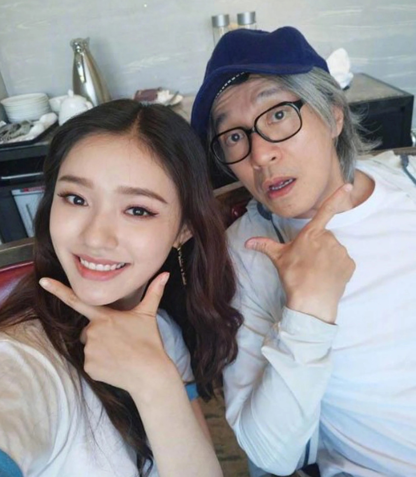 Ngoài ra, theo Sohu, có thông tin dàn diễn viên trước mắt được xác định có sự tham gia của Lâm Duẫn, Từ Kiều và Ngải Mễ. Trong đó, Lâm Duẫn vốn là nữ diễn viên được Châu Tinh Trì lăng xê nhờ dự án Mỹ nhân ngư (2016). Năm 2014, Lâm Duẫn đã vượt qua 120.000 ứng cử viên để giành được vai nữ chính San San trong phim. Lúc này, Lâm Duẫn chưa được đào tạo qua diễn xuất, vẫn còn là người mẫu vô danh. Được đóng phim của Châu Tinh Trì đã giúp người đẹp sinh năm 1996 đổi đời.