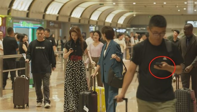 Tại sân bay, khi Hoàng Diệc Mai và Tô Canh Sinh (Vạn Thiến đóng) sử dụng điện thoại đời cũ thì một diễn viên quần chúng lại dùng điện thoại thông minh màn hình cảm ứng. Tại sân bay, khi Hoàng Diệc Mai và Tô Canh Sinh (Vạn Thiến đóng) sử dụng điện thoại đời cũ thì một diễn viên quần chúng lại dùng điện thoại thông minh màn hình cảm ứng.