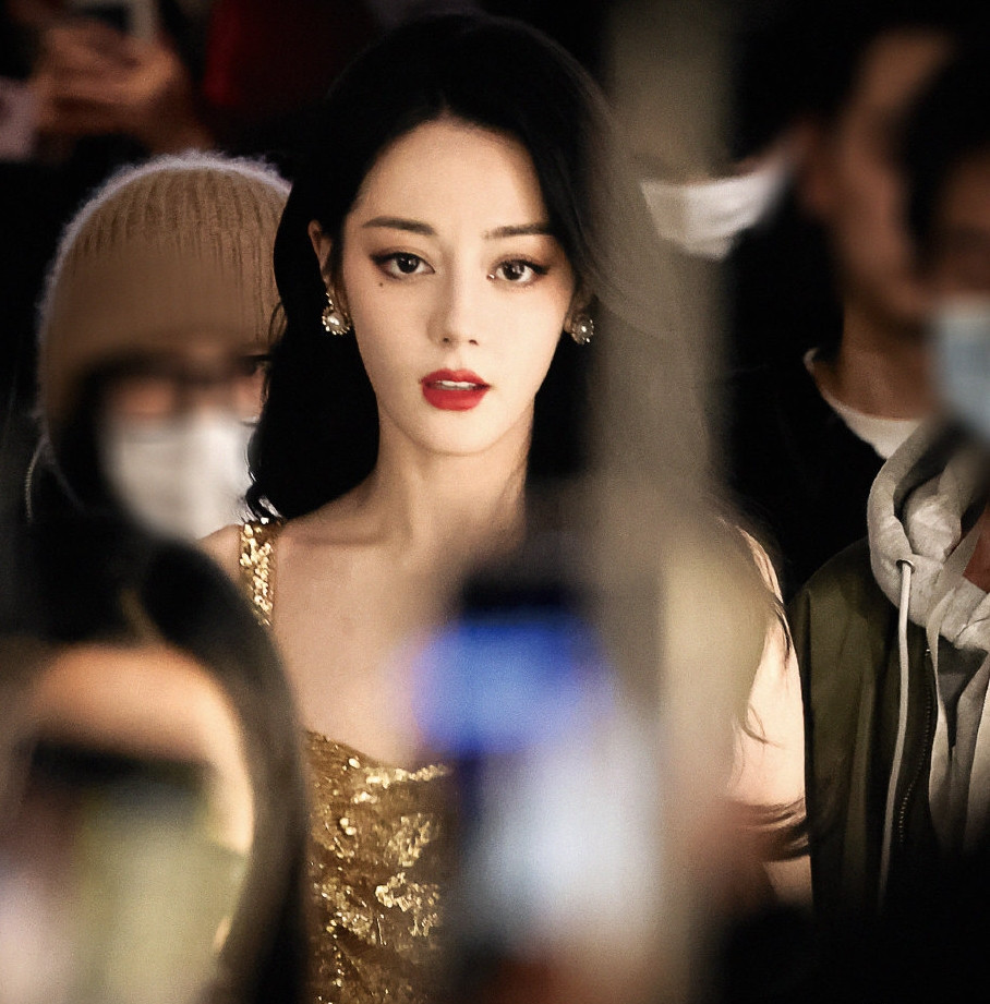 Trong khi trước đó, tại sự kiện Tinh Quang Đại Thưởng của Tencent, Địch Lệ Nhiệt Ba gây bàn tán với màn trang điểm già, không hợp phong cách, bị ví như phù thủy do Trương Tiến thực hiện. Địch Lệ Nhiệt Ba liên tục mắc lỗi trang điểm mốc nền, tràn viền môi. Cô vốn được đánh giá cao hơn về sắc vóc so với Dương Tử, tại sự kiện đó, Địch Lệ Nhiệt Ba kém sắc hơn cả ngôi sao Trường tương tư.